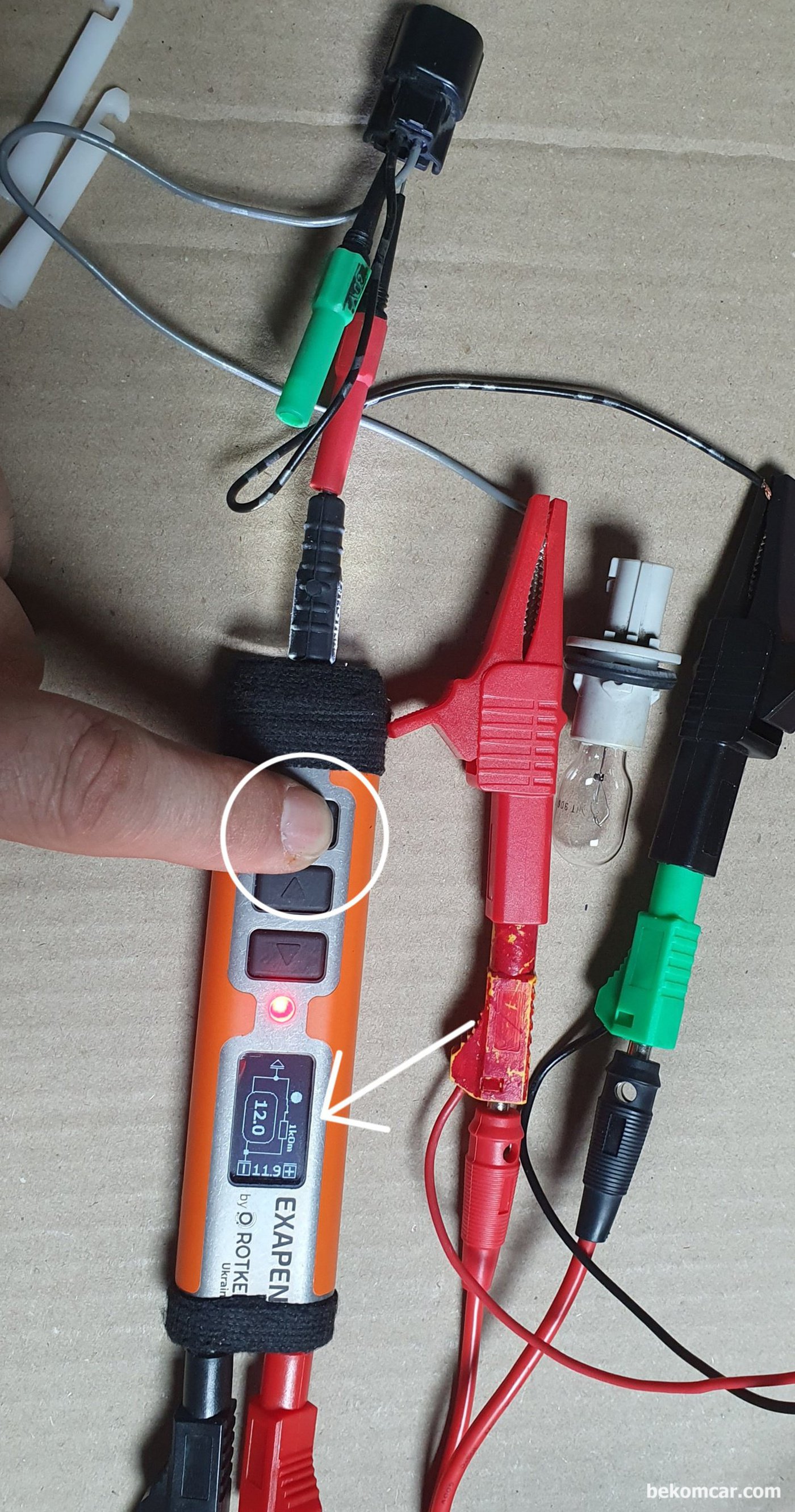 ROTKEE ExaPen 엑사펜 기능중 부하전압강하 (Loaded Voltage Drop) 이다, 예를 들어 헤드라이트 고장시 전구 뻬고 코넥터에 파워전압 측정후 버튼을 누르면 1kOhm 부하가 걸려, 저항에 따라서 전압강하가 표시된다. 모든 전기적 고장 진단에 매우 유용한 기능이다.|ベコムカー (bekomcar)