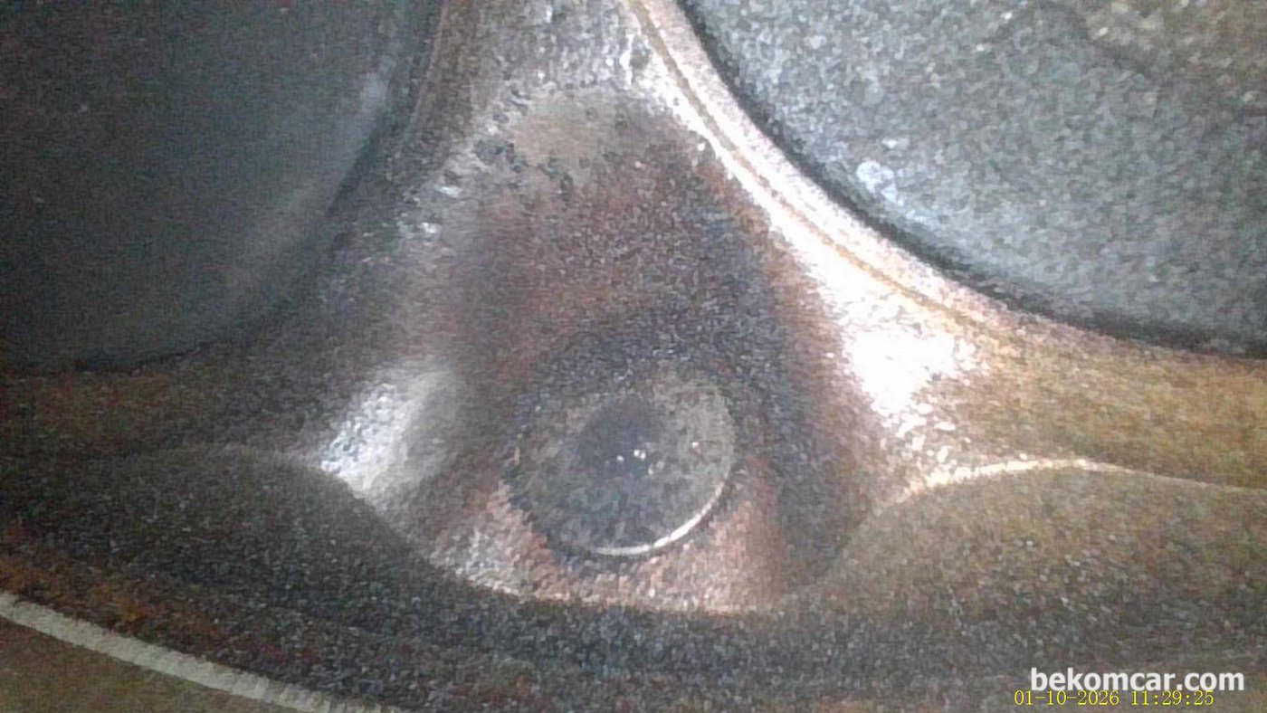 수원중고자동차 매매단지 SK V1에서 현대자동차 아반테 AD 2017년 1.6L GDI 엔진 중고차구매 점검 기록. 흡기 밸브 사이에 있는 인젝터 분사 노즐 팁 내시경 검사사진이다. 4개 실린더 비슷한 정도의 카본이 발견된다. 이정도는 심한것은 아니다. GDI엔진의 피할 수 없는 카본은 어디에서든 발견된다.|贝科姆汽车 (bekomcar)