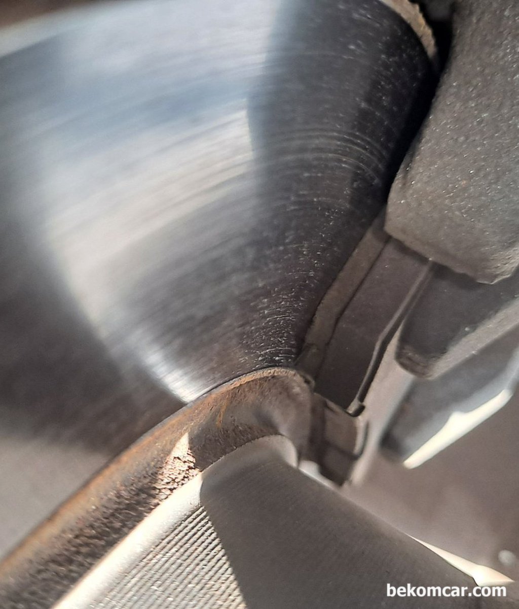 There is squealing or squeaking noise after the brake pad replacement. What is the problem?|bekomcar.com