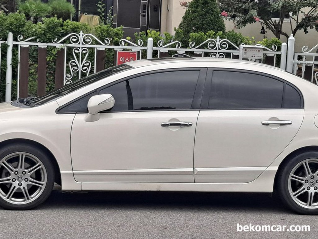 8th Gen. Honda Civic SI 2.0 white color|bekomcar.com