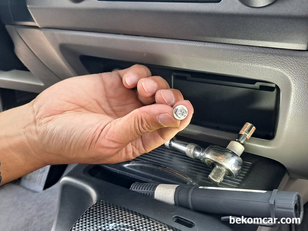 2008 Honda Civic radio removal with stubby ratchet|bekomcar.com