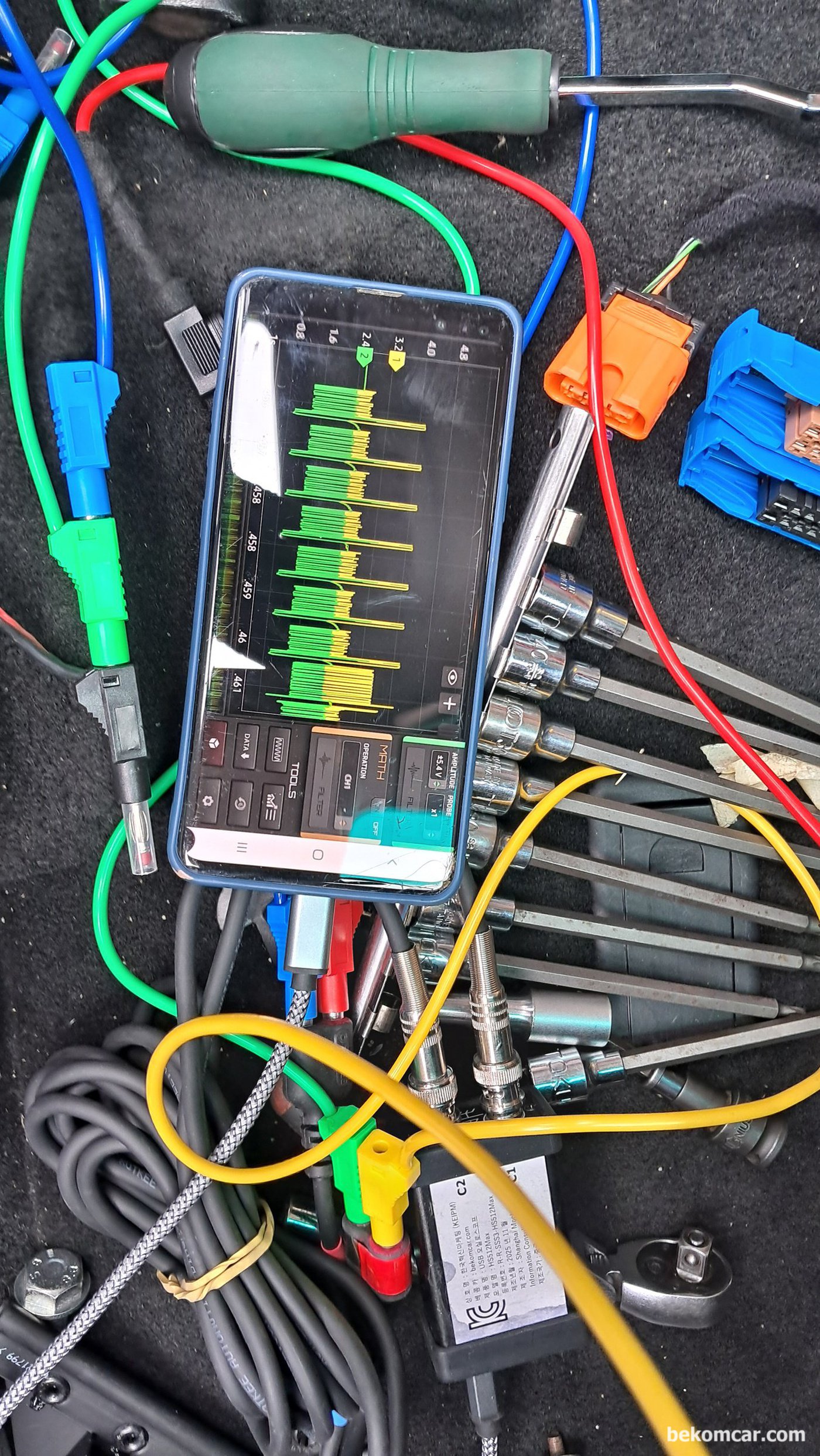 HS512Max 이용, 마세라티 기블리 캔 통신 에러 진단을 하는 과정이다. 현장에서 실정과정중 사진을 찍어서 주위환경이 좀 거시기 하지만, 실제 현장의 모습이다. HS512Max은 이번에도 정비에 큰 도움이 되었다.|贝科姆汽车 (bekomcar)