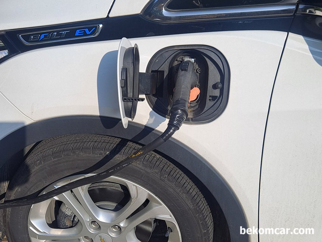 쉐보레 전기차 볼트 충전중, 일산 공영주차장이다.|bekomcar.com