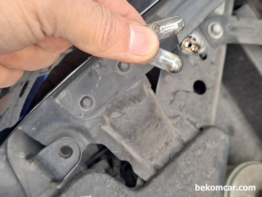 아큐라 MDX 조수석 쪽 좁쌀전구를 교환한다.|贝科姆汽车 (bekomcar)