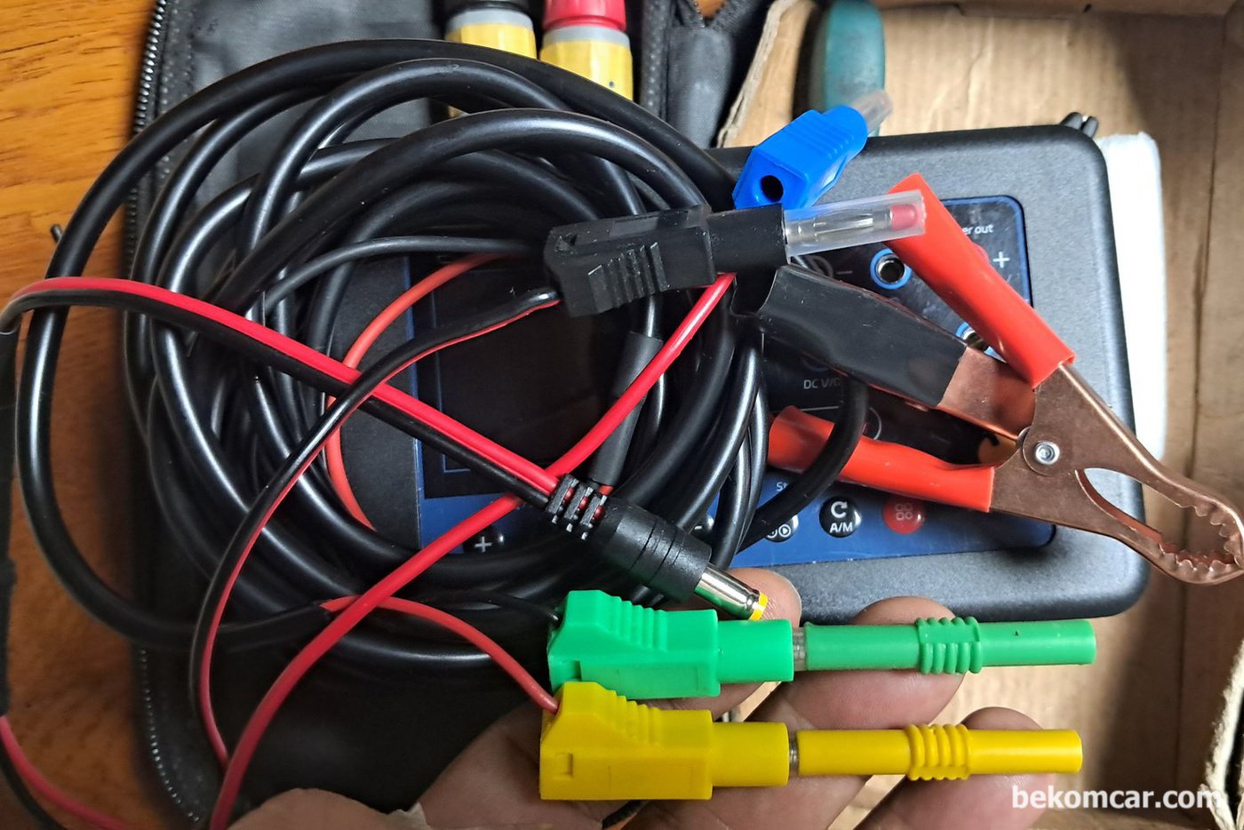 QDB-5A Car Sensor Tester (센서 시뮬레이터) 전원선을 4mm 바나나 잭으로 바꾼다.  실제 작업시 기존 파워라인 으로는 아무것도 할 수 없다.|bekomcar.com