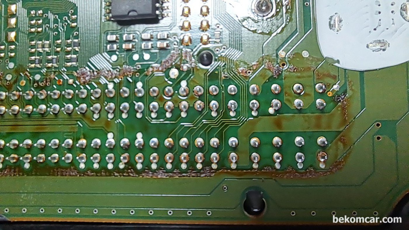 ME9.7 ECU PCB 납땜 부분에 엔진오일로 추정되는 유분기이다. 단락의 원인이 되는것으로 분석된다|贝科姆汽车 (bekomcar)