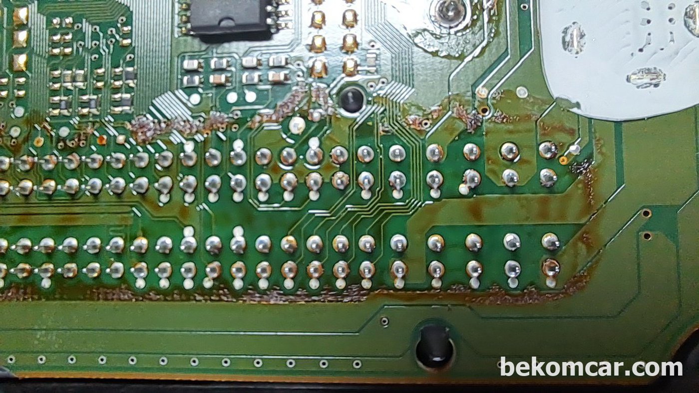 ME9.7 ECU PCB 납땜 부분에 엔진오일로 추정되는 유분기이다. 단락의 원인이 되는것으로 분석된다|bekomcar.com