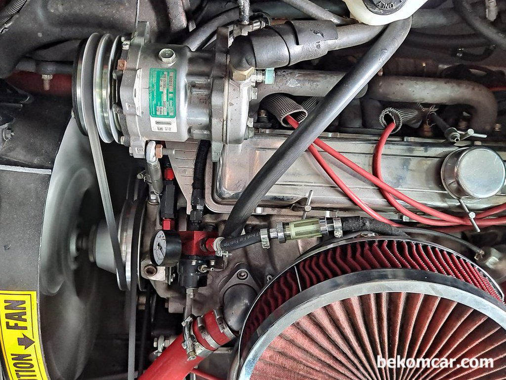 쉐보레 콜벳 C3 엔진룸, 중앙에 카뷰레이터가 상당히 인상적이다|bekomcar.com