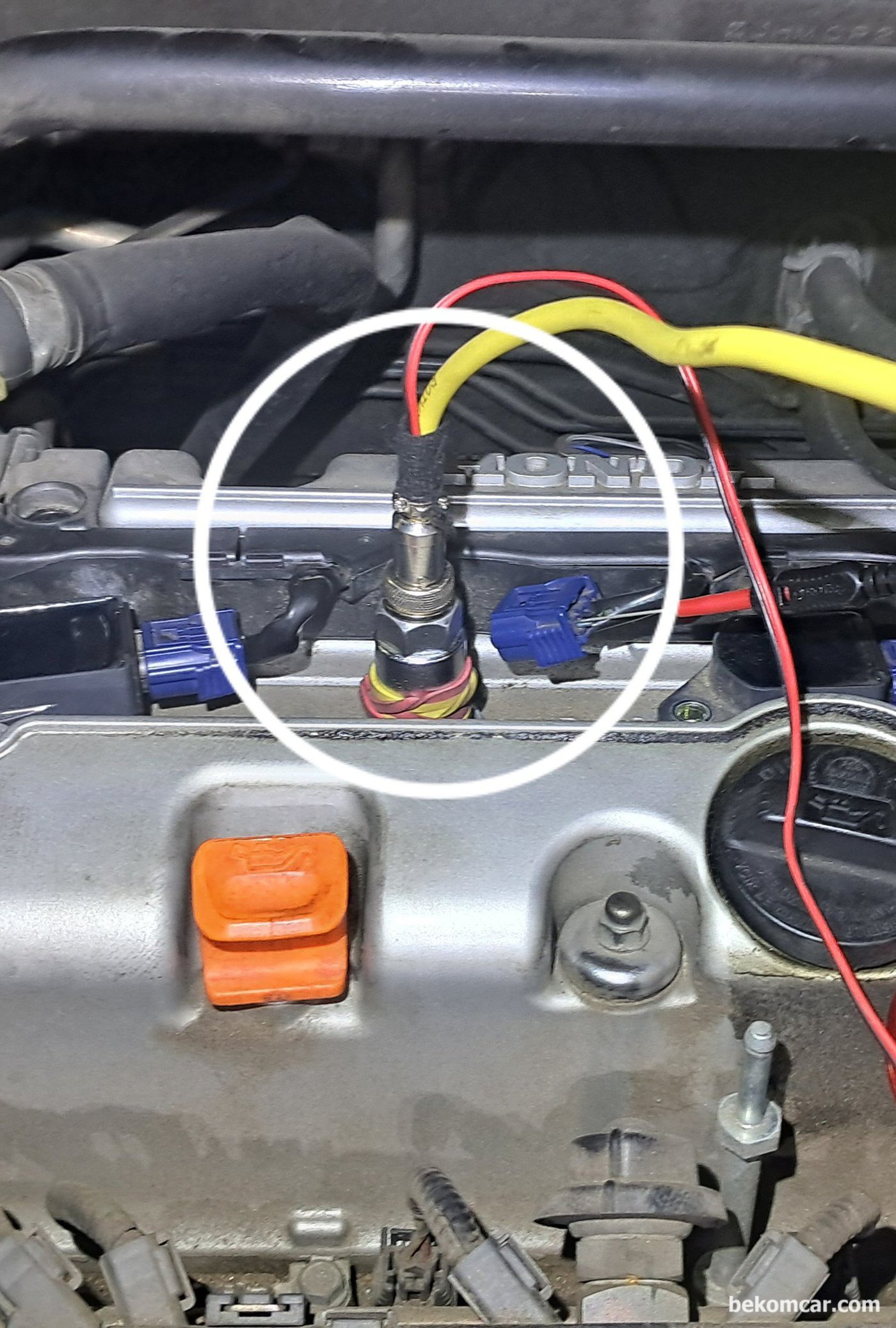 2011년 혼다 어코드 8세대 2.4L 실린더압축압력센서 PS16 장착한 모습이다. 측정 실린더의 점화플러그를 빼고 대신 압력센서 를 장착한다. 휘발유엔진 에는 PS16 그리고 디젤엔진 에는 PS100을 사용한다.|ベコムカー (bekomcar)