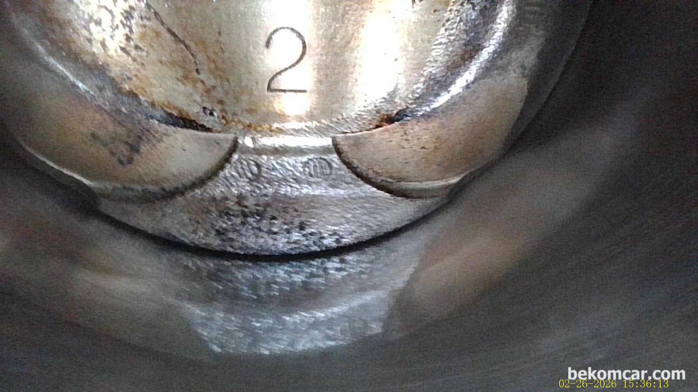 혼다 어코드 10세대 간헐적 시동 지연 내시경 검사 이다. 피스톤 헤드, 블럭과 피스톤사이 등 대체적으로 카본 쌓임이 거의 없는 상태이다. 직분사 엔진인데 이렇게 깨끗한 이유가 궁금하다.|ベコムカー (bekomcar)