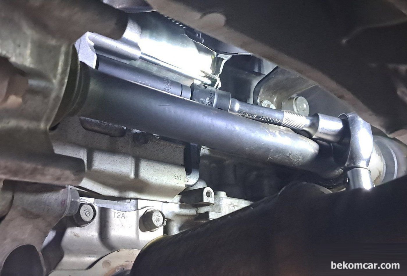 혼다 어코드 9세대 시동모터 교환시 참고한다. 접근성은 어렵지 않다. 리프트 뛰우고 와블 소켓과 1/2" 라쳇이면 충분하다. 혼다 어코드 9세대 시동모터 와 알터네이터 등은 상대적으로 고장이 좀 잦은편이다.|베콤카 차량정밀진단