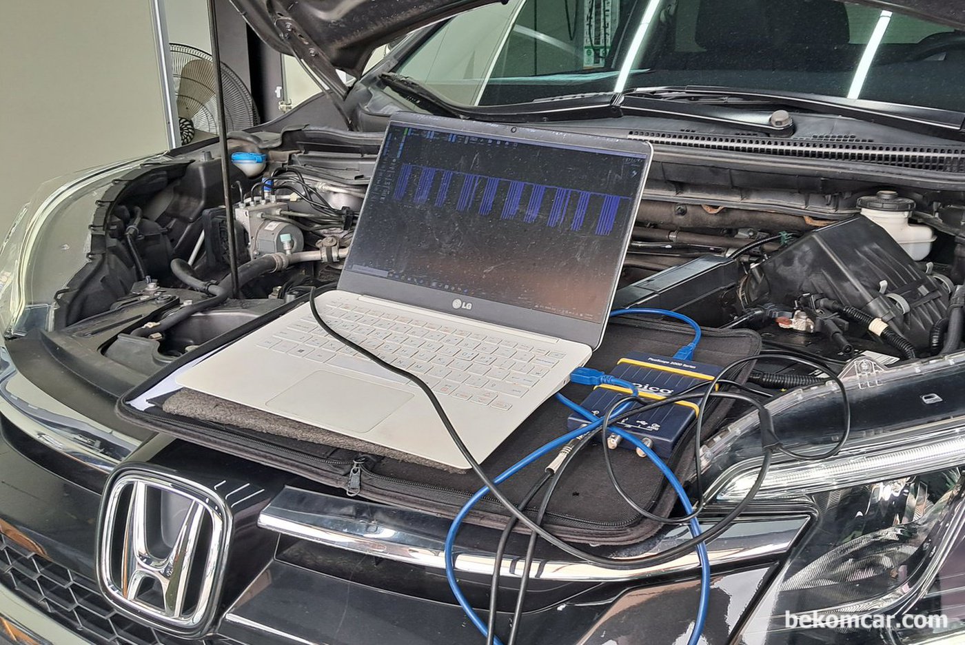 혼다 CRV 차량 의 캔통신과 LIN BUS 진단을 하고 있다. 스코프 3개를 목적별로 사용한다. 최근차량 제어는 대부분 다 데이터 통신을 이용하고 있다. 대표적인것이 CAN통신과 LIN BUS이다|بيكومكار  (bekomcar)