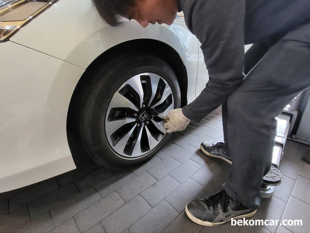 바퀴너트 (럭 너트)는 항상 토크렌치를 사용한다|ベコムカー (bekomcar)