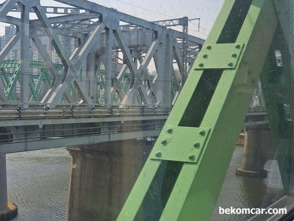 오랜만에 타보는 기차이다. 창가의 모습이 좋다|bekomcar.com