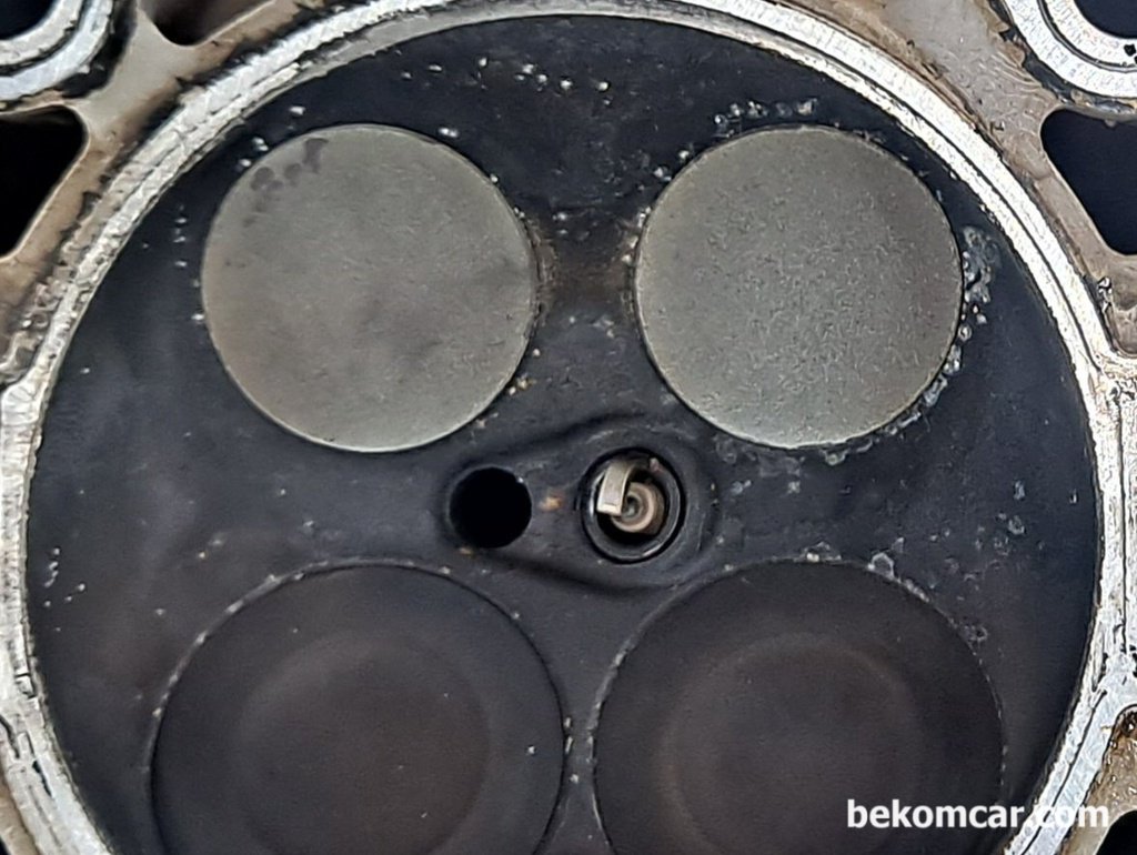 엔진블록 헤드, 벨브, 점화플러그 등의 모습|贝科姆汽车 (bekomcar)