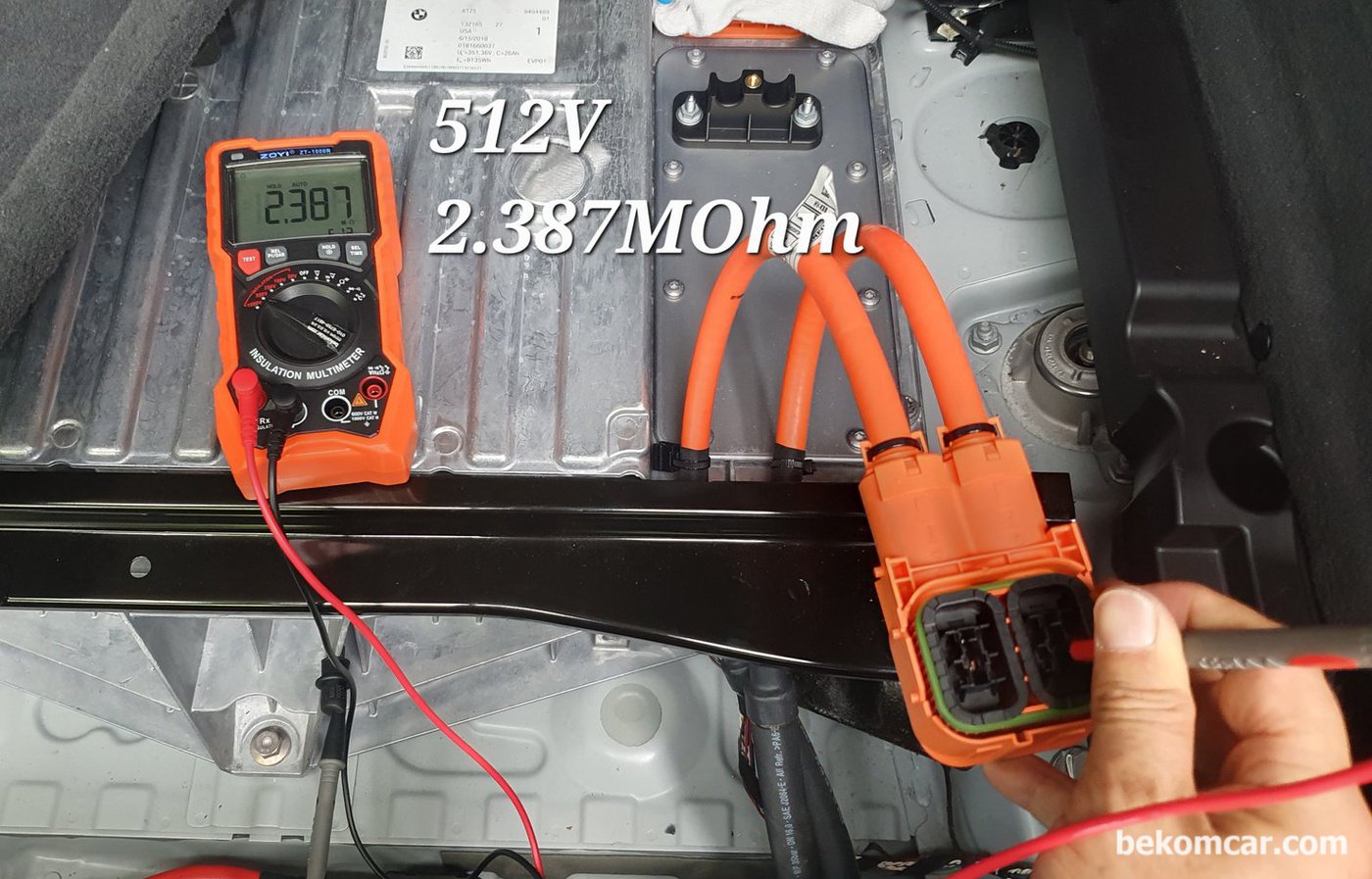BMW F15 N20 40E 2018, 절연저항 고장 운행제한 상태진단, A/C컴프레서 코넥터 탈거후 절연저항을 측정한다. 512V를 흘러서 절연상태를 확인하는데 2.387MOhm 이 측정된다. 대다수 BMW 전기차 및 하이브리드 에서 정상범위 이다.|ベコムカー (bekomcar)