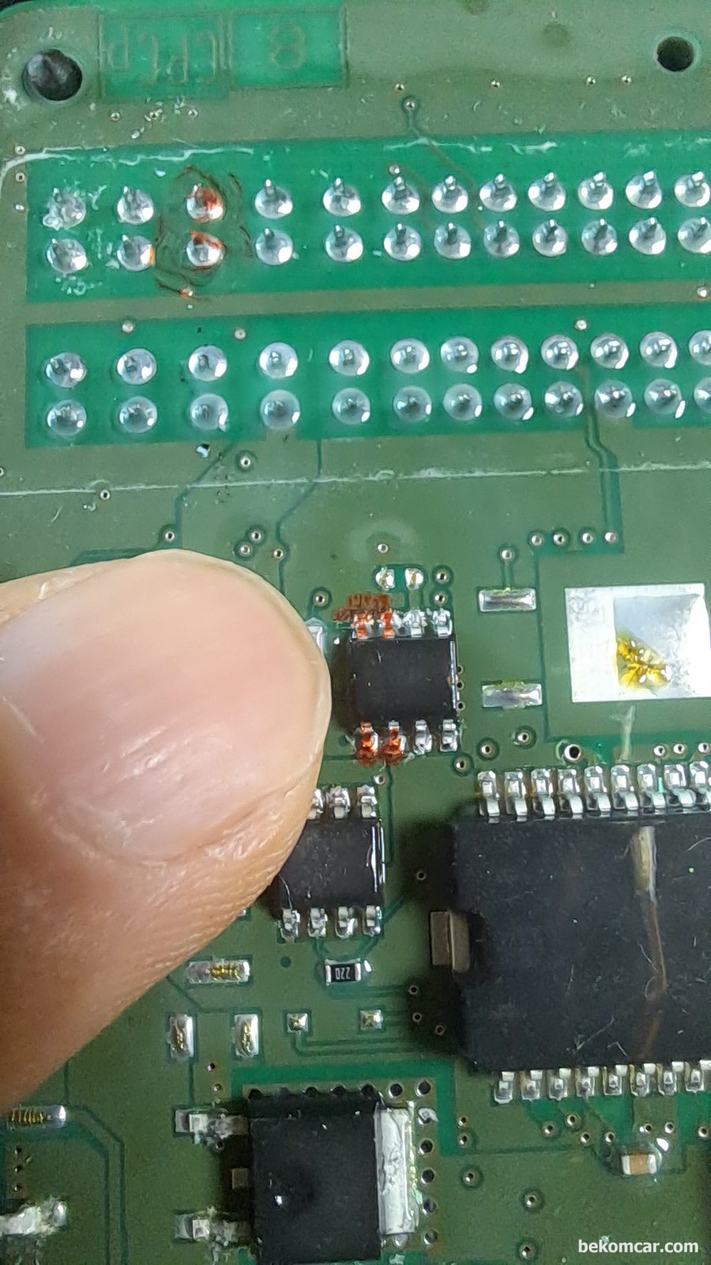 봉고3 간헐적 시동불능, ECU 교체로 정비. ECU 오픈 점검기록 으로 마커로 표시된 칩 내부에 단락이 되어있다.|베콤카 차량정밀진단