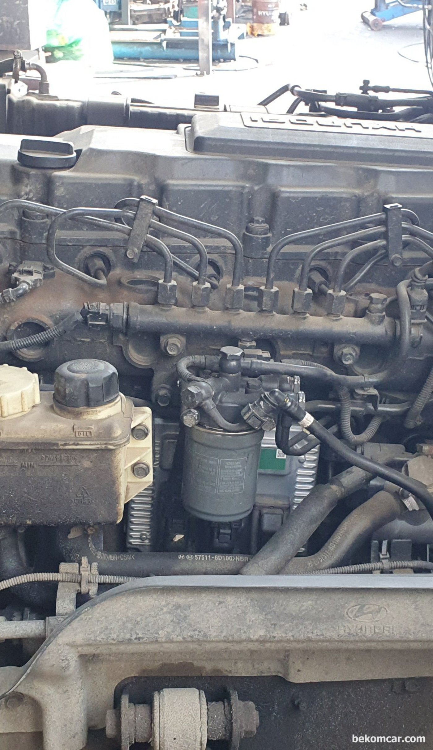 현대자동차 파비스 대형트럭의 엔진룸이다. 가운데 엔진컴퓨커가 있고 3개의 코넥터가 있다. 엔진진단이나 다양한 차량내 고장 진단시 엔진컴퓨터 핀 구조와 휴즈박스 휴즈와 릴레이 구조를 알면 진단이 매우 빨라진다. 파비스 대형차의 경우 엔진컴퓨터 접근성이 매우 좋다. 베콤카는 정비소별 맞춤식 캔 통신 교육을 제공하고 있다.|بيكومكار  (bekomcar)