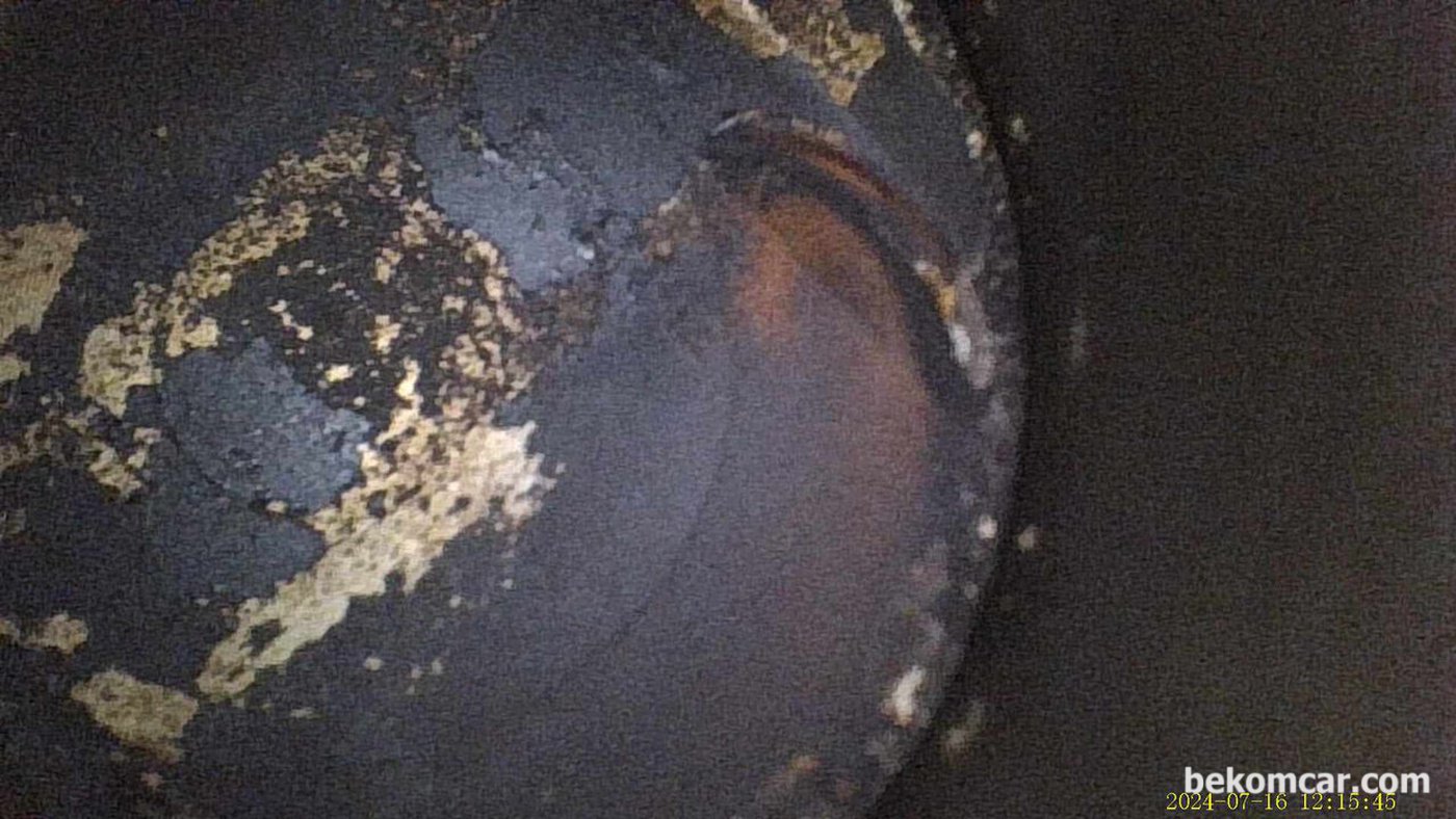 실린더내부도 검사하다. 피스톤 상단에 카본이 많이 있어 적절한 시점에 첨가제 사용하여 카본은 조금이라고 제거하는것이 좋겠다. 수원자동차 매매단지에서 인피니티 QX60 SUV 차량 구매동행 서비스를 했다. 기록으로 점검사진을 남긴다.|베콤카 차량정밀진단