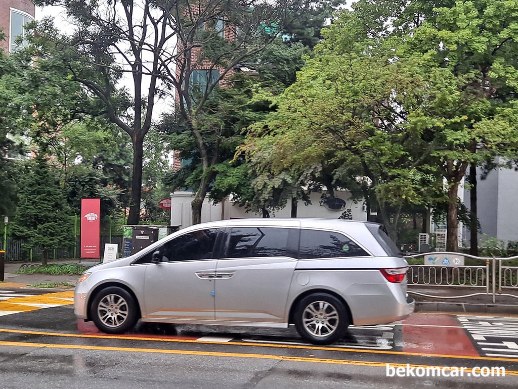 일산 냉천초 뒤쪽, 방금 지나간 혼다 오딧세이|bekomcar.com