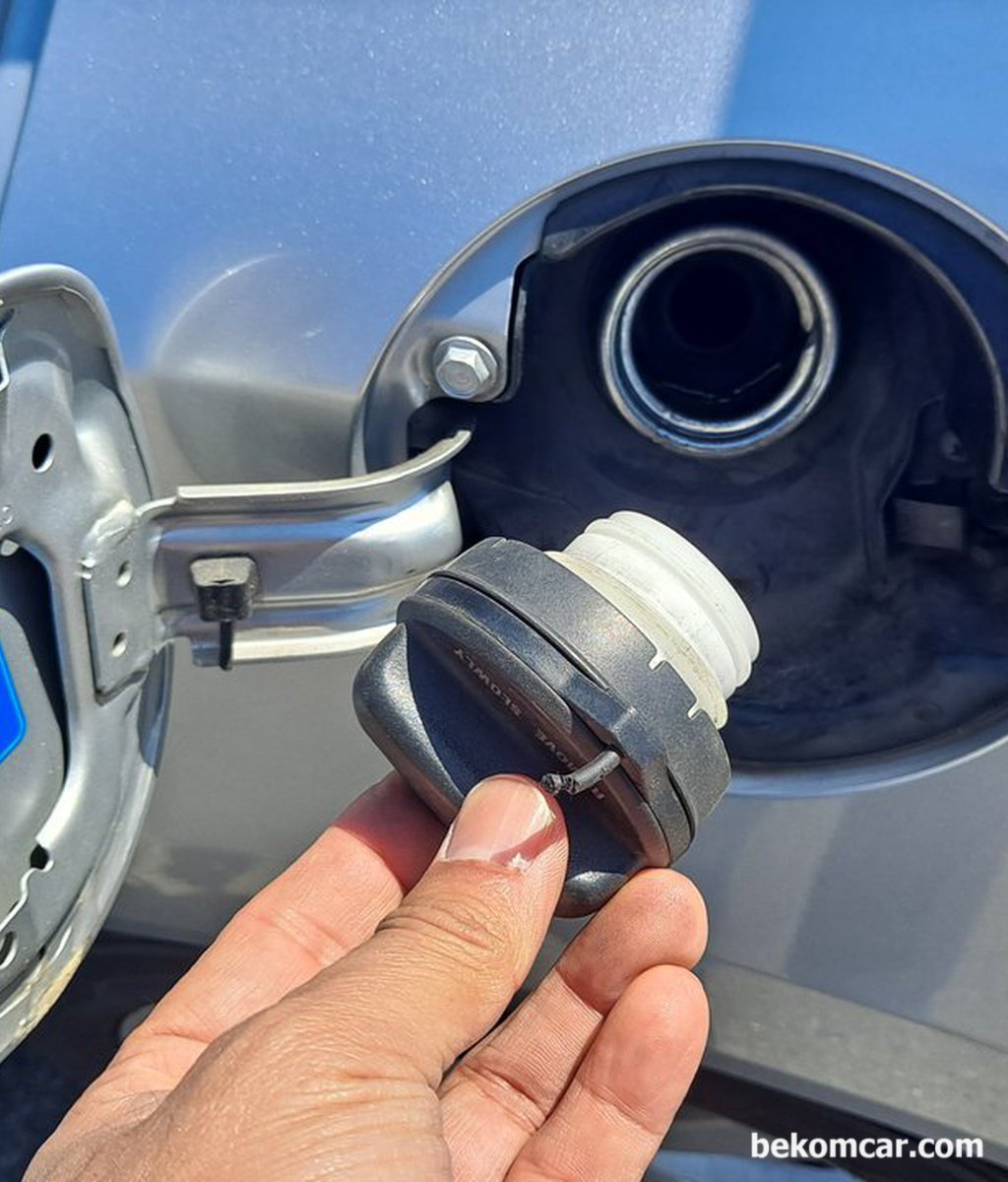 I closed the fuel cap firmly and check engine light disappeared. What is happening?|bekomcar.com