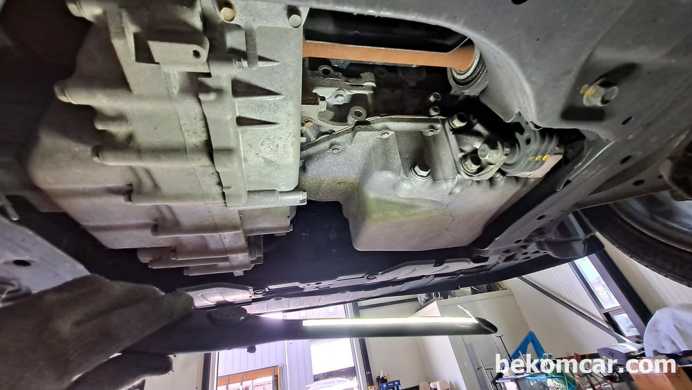 엔진 과 미션등의 하체가 매우 깨끗하다. 점검결과 이미 누유작업을 한것 같다.|bekomcar.com