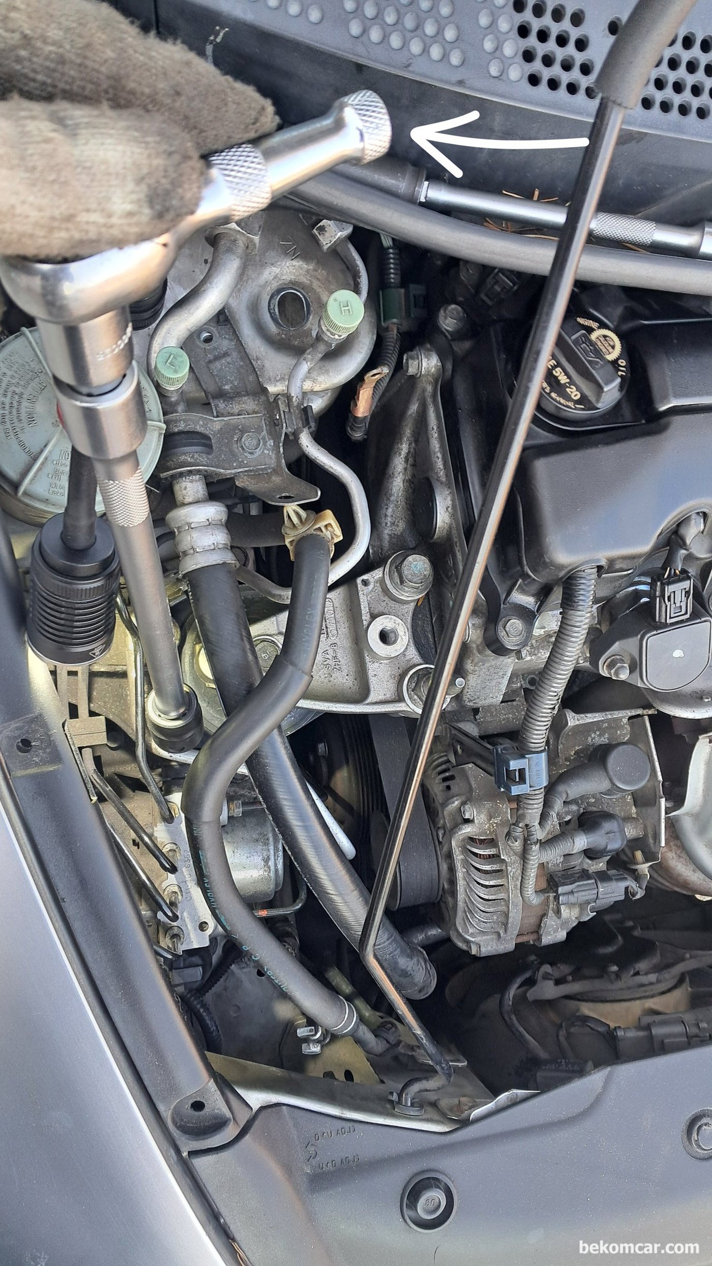 혼다 시빅 8세대 1.8L R18A1 엔진마운트 교환중에 유용하게 사용되는 막둥이 깔깔이 이다. 3/8" 와 1/2" 둘 다 사용이 가능하다. 손으로누 힘들고 적정한 토크로 너트 볼트 산 조심히 작업시 상당히 편리하다.|베콤카 차량정밀진단