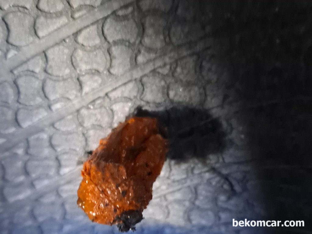 펑크난 타이어 의 안 쪽 지렁이 모습|bekomcar.com