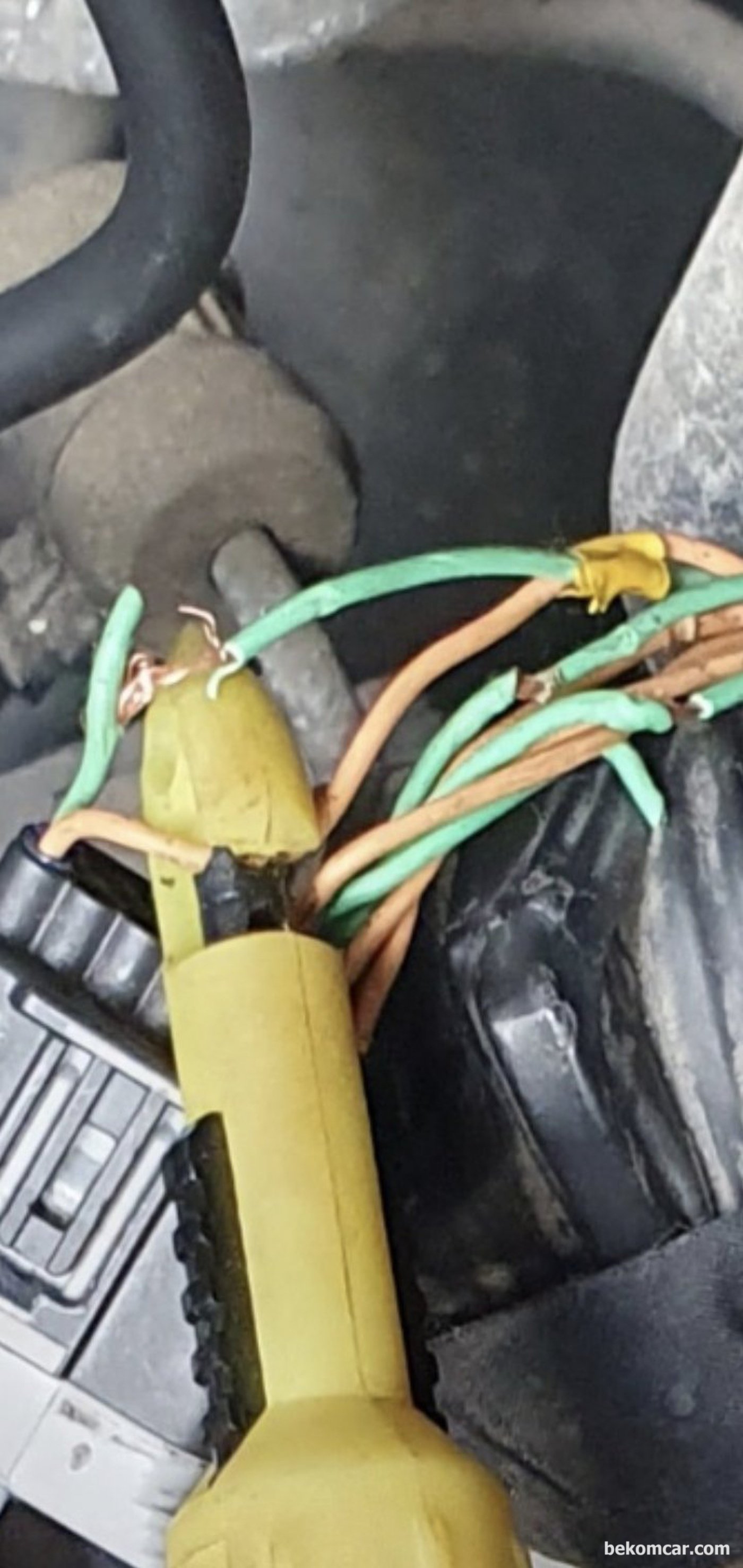 배선 상태는 캔 통신등 고장의 원인이 되기도 한다. 가느다란 탐침 이나 피어싱 프로브를 사용하는것이 권장된다.|بيكومكار (bekomcar)