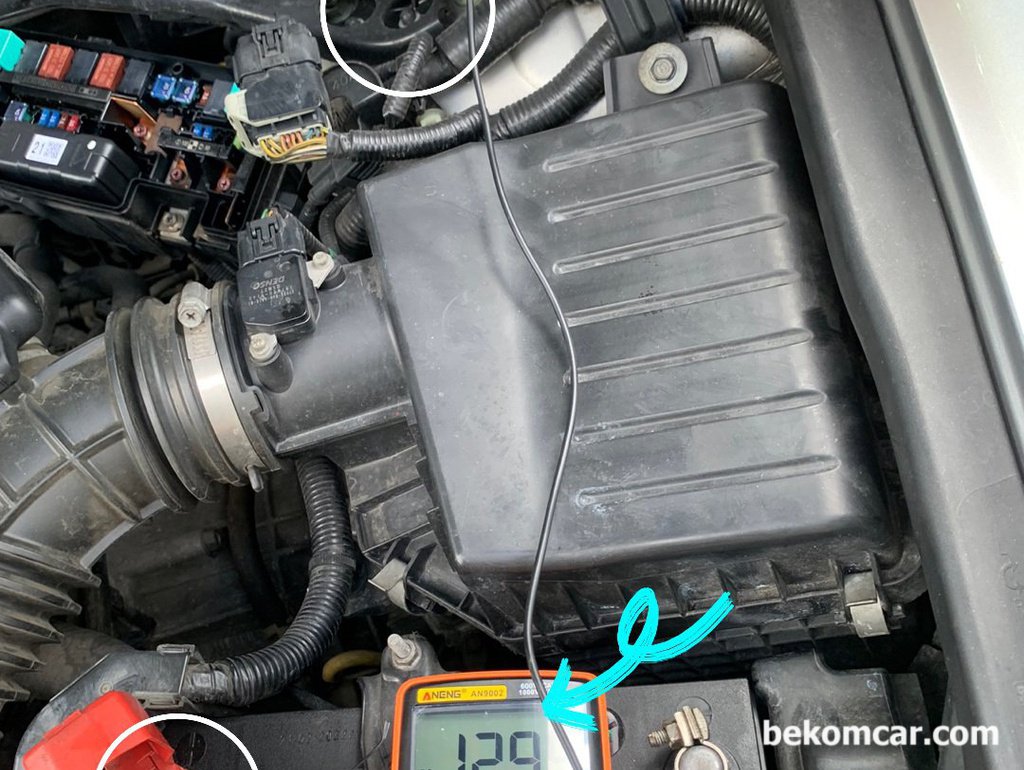 접지전에 엔진룸 선간전압 측정중 스트럿마운트 전압측정|bekomcar.com