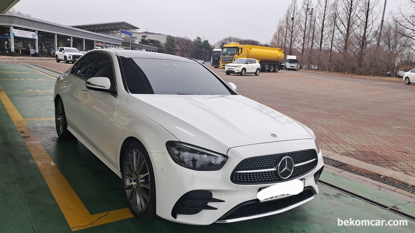 벤츠 E350 2021 구매전 마지막 점검으로, 일산 자유로 주행시험 중에 주유소에서 연료를 넣고 있다. 다양한 환경하에서 실제 주행시험을 통하여 미션등 리프트에서 점검하기 힘든것을 확인한다. 주행시험 결과도 매우 좋다. W213 E350 중고차구입 점검 마지막 단계이다. 주행시험 결과도 좋아서 참 다행이다. 차량은 마지막까지 점검전까지는 아무도 아무것도 모른다.|贝科姆汽车 (bekomcar)