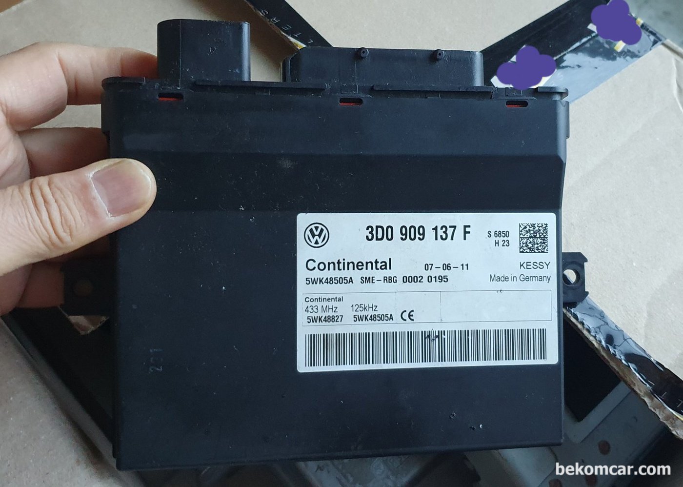 폭스바겐 3D0 909 137 F 5WK48505A KESSY 콘트롤 모듈이다. 폭스바겐, 벤틀리 그리고 포르쉐등의 시동콘트롤 기능을 한다. 위 차량 이모빌 키등 이슈가 있는경우 KESSY 모듈 점검해 볼 필요가 있다.|bekomcar.com
