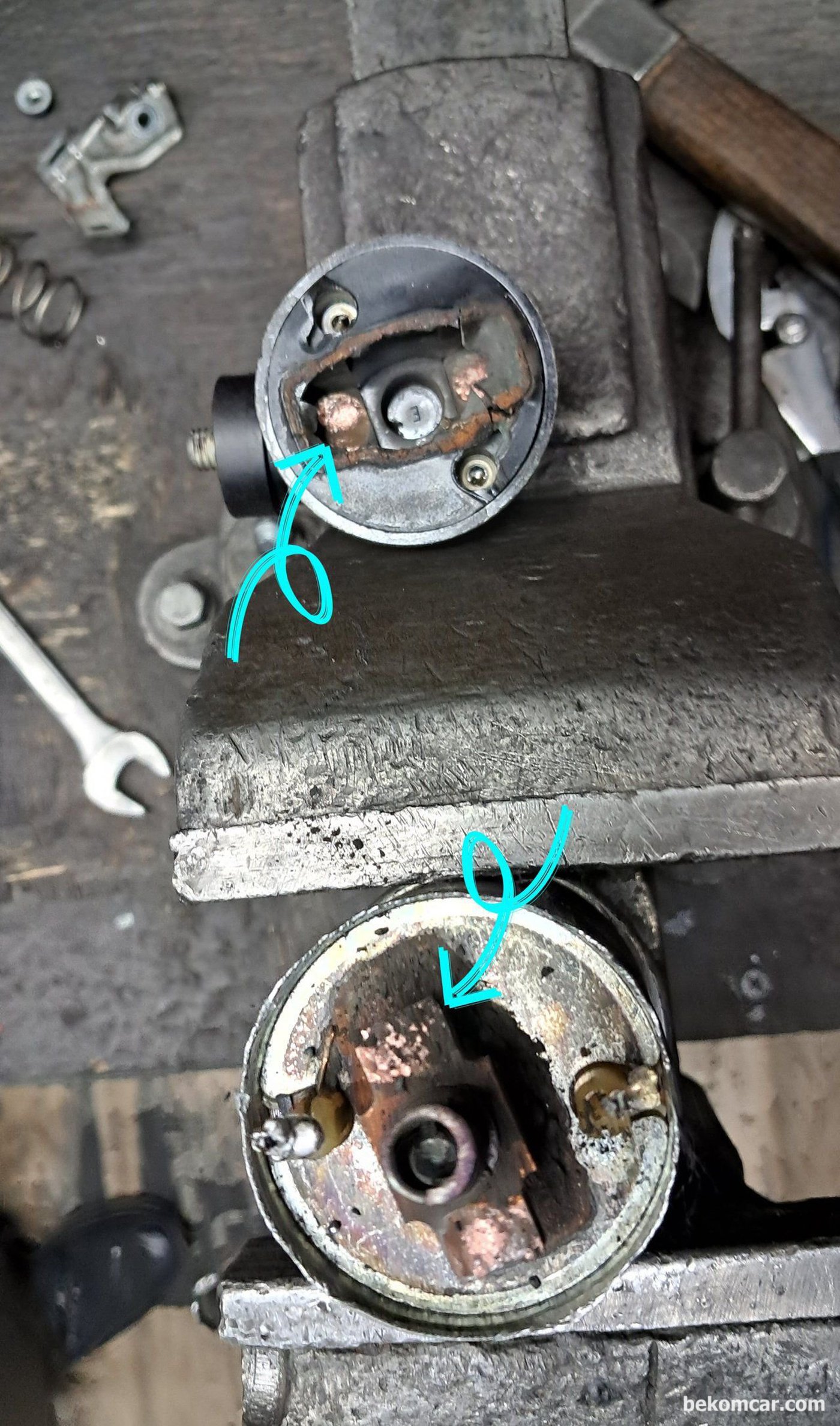 혼다 레전드에서 사용되고 있는 시동모터 솔레노이드 분해한 모습니다. 솔레노이드 스위칭 부분에 상당한 이물질이 있다. 이렇게 되면 부하전압강하가 발생하여 시동이 지연되거나 간헐적으로 안 걸리거나 등 증상이 나타나다가 시간이 많이 지나면 아에 시동이 걸리지 않게 된다.  시동모터는 순간적인 큰 에너지를 사용하기때문에 부하가 걸릴때 발생하는 전압강하는 가장 큰 고장 원인중 하나이다.|베콤카 차량정밀진단