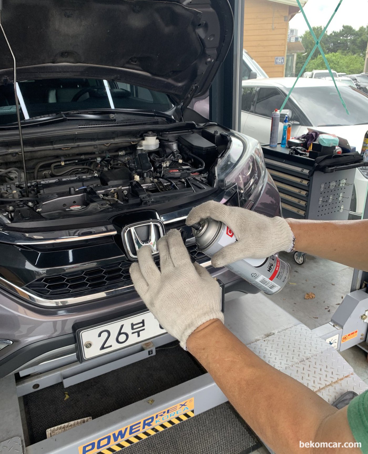 베콤카의 중고차구매전 점검은 혼다의 대표적인 SUV인 혼다 CRV AWD 차량이다. 쓰로틀바디 는 100% 막힘율이다. 쓰로틀바디 청소후 리셋하고함께 MAF공기질량센서도 크리닝 해준다. 특별서비스로 추가공임 없이 제공한다.|베콤카 차량정밀진단
