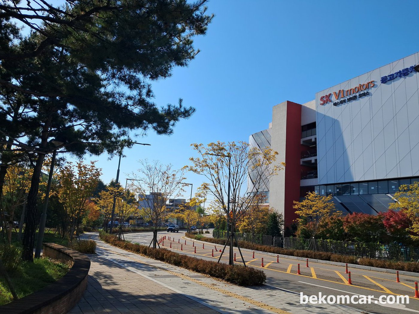 수원자동차 매매단지 SKVI 에서 중고차 구매점검을 하러 가고있다. 수원자동차 매매단지는 자주 오는곳이다. 이번 점검차량은 토요타 라브4 2014년 2AR FE 엔진 2.5L 이다.|베콤카 중고차구매진단