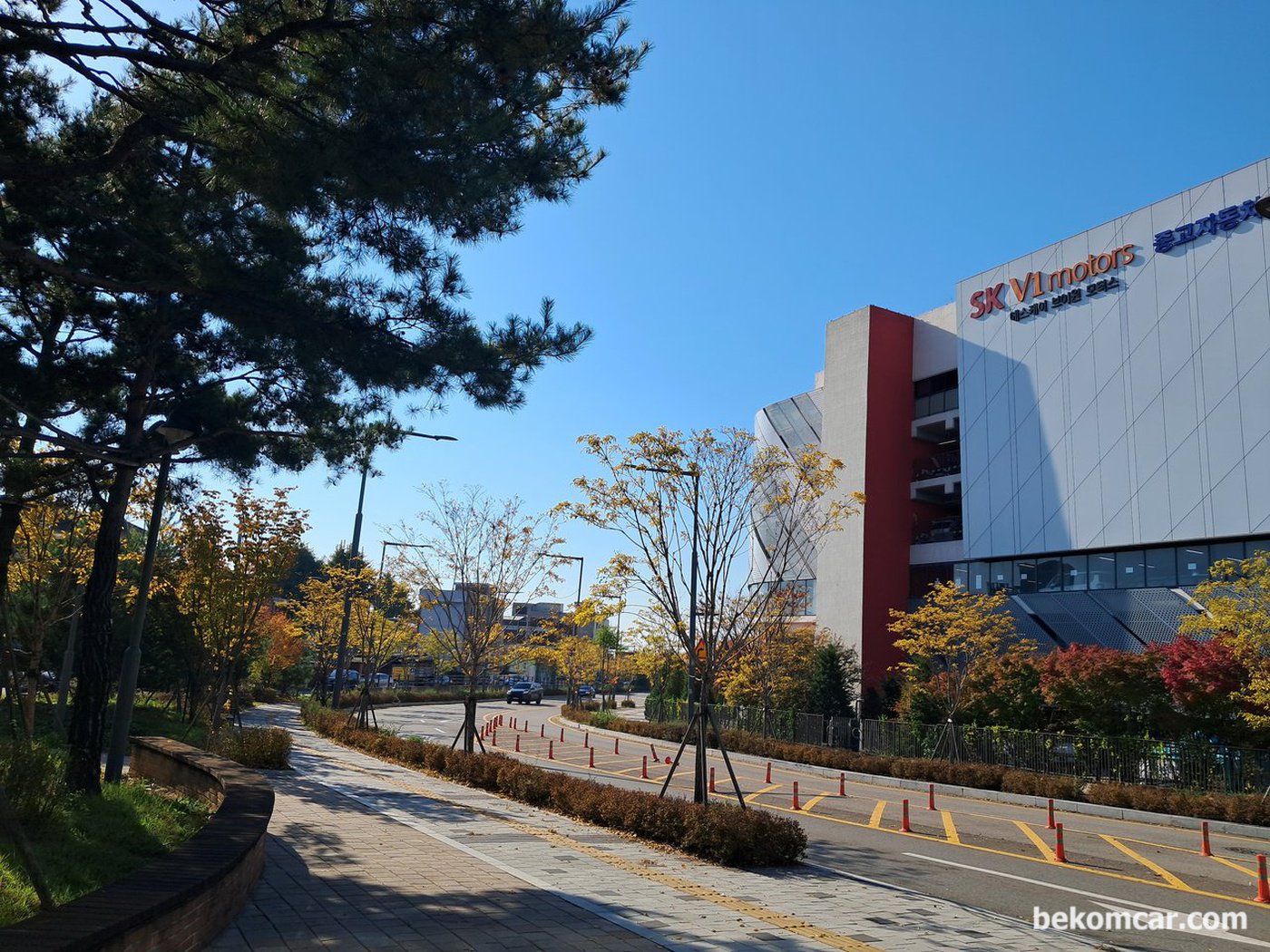 수원자동차 매매단지 SKVI 에서 중고차 구매점검을 하러 가고있다. 수원자동차 매매단지는 자주 오는곳이다. 이번 점검차량은 토요타 라브4 2014년 2AR FE 엔진 2.5L 이다.|贝科姆汽车 (bekomcar)