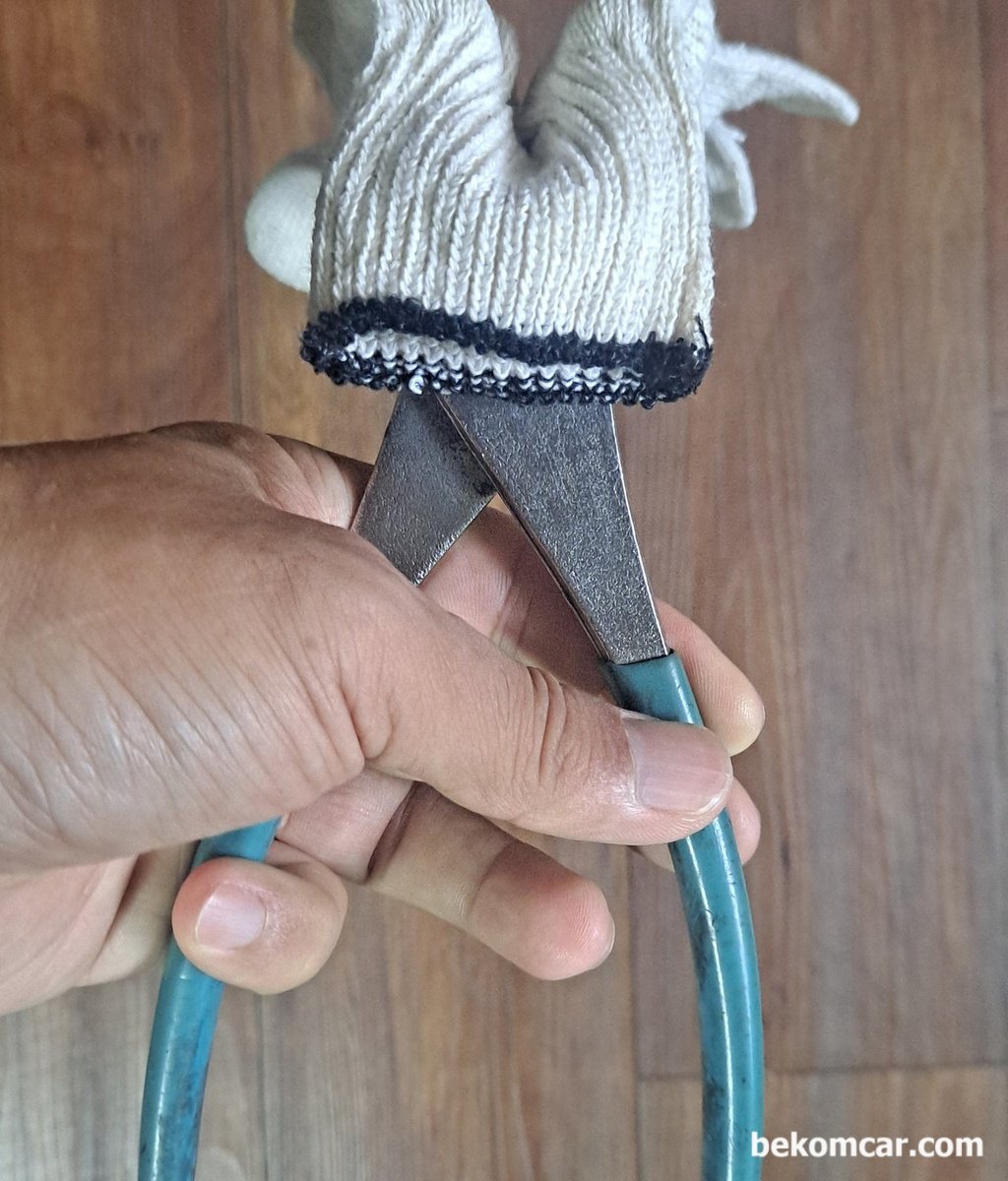 エンジンオイルキャップが開けません。 どうすれば開くことができますか？|ベコムカー (bekomcar)