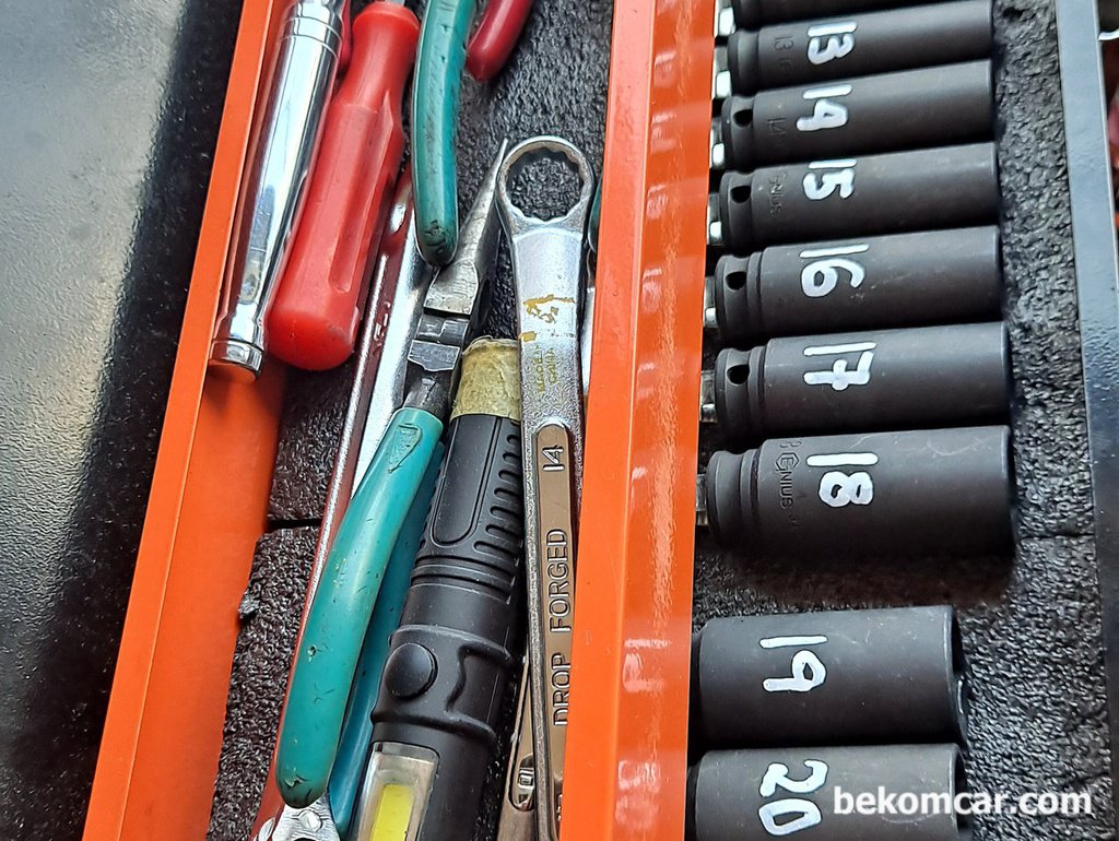 페인트마커로 큼직하게 6각 소켓규격 표기, 소켓찾는 시간을 줄 일 수 있다.|bekomcar.com