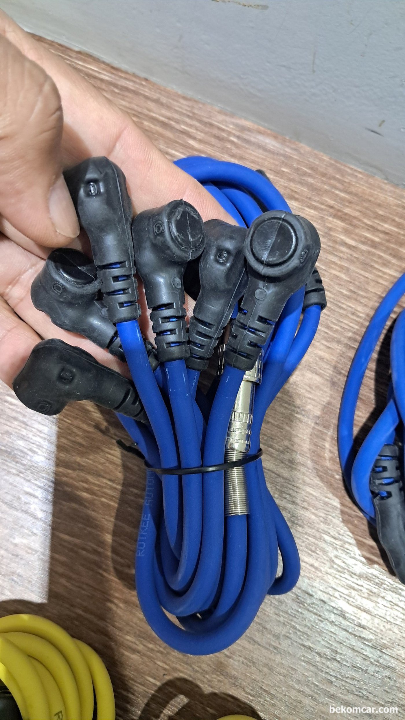 실린더1개, 4개 혹 6개 점화2차 파형을 측정할 수 있다. 베콤카에서 국내대리점으로 꼭 필요한 스코프 BNC 케이블 과 센서등을 정비사에 수입 공급하고 있다. 출장 교육도 제공하고 있다.|بيكومكار  (bekomcar)