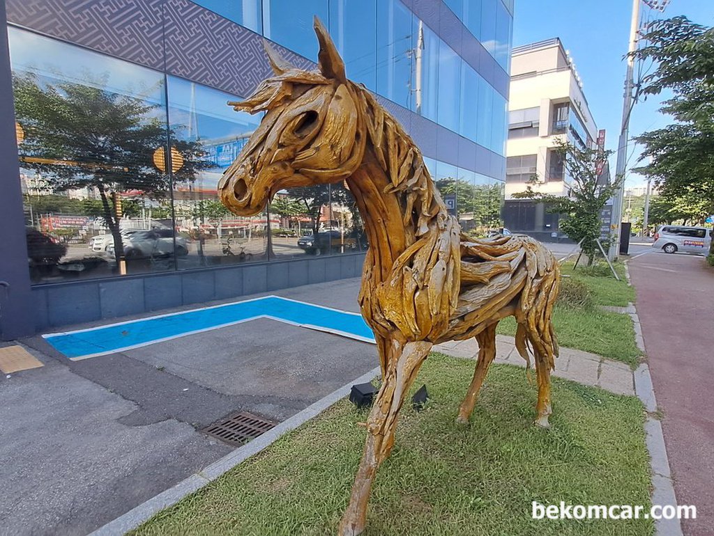 일산의 한 거리에서 만난 목마, 나무막대가 모여있다.|bekomcar.com