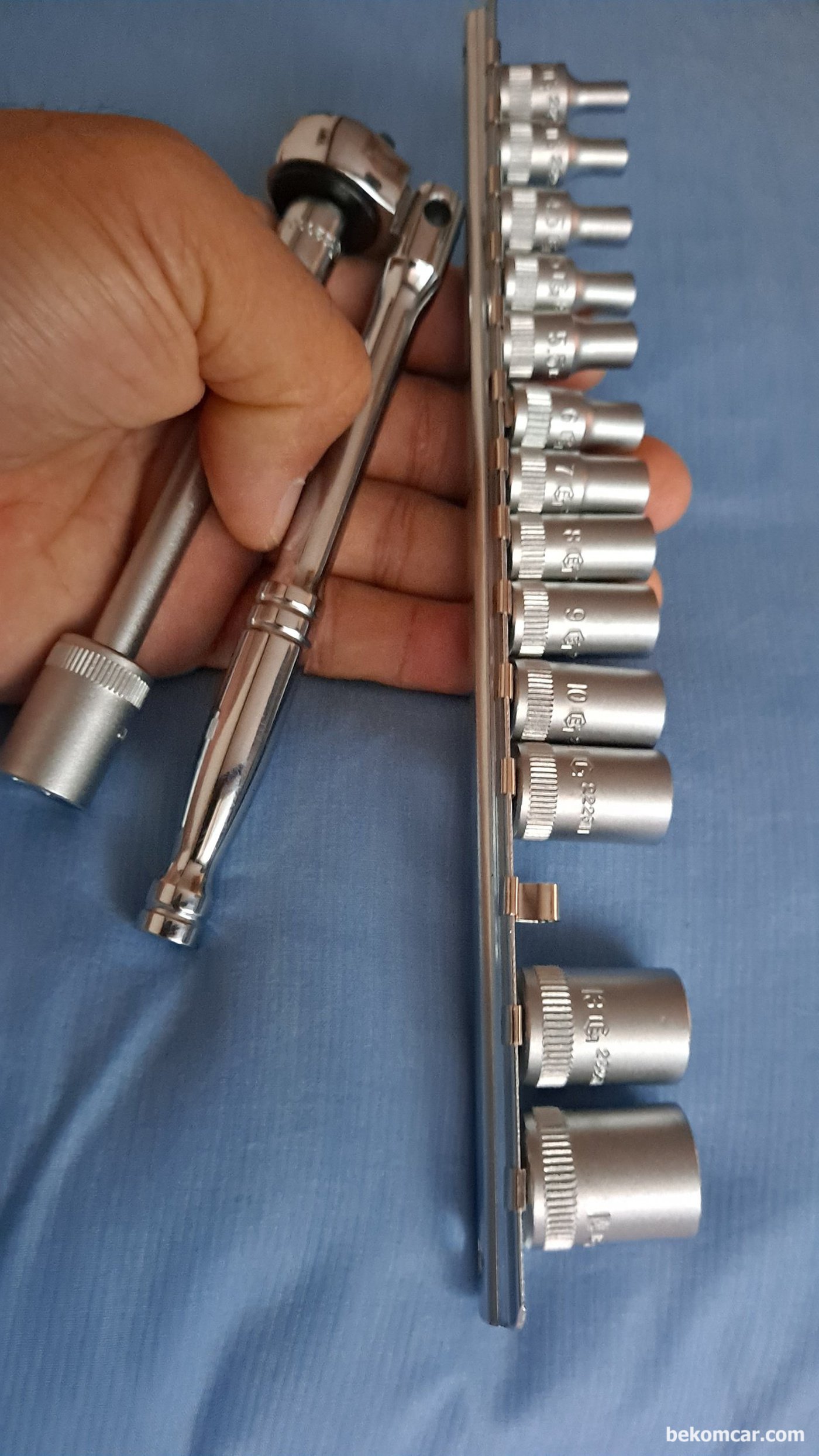 벨브커버 볼트등 엔진룸 의 10mm이하 볼트는 특히나 토크에 주의한다. 그리고 오래된 차량은 더욱더 주의한다. 가능한 연장도 1/4" 라쳇 과 소켓을 사용한다. 대부분 차량은 9.8~12.0Nm정도이나 각 차량의 메뉴얼을 참고한다.|بيكومكار (bekomcar)