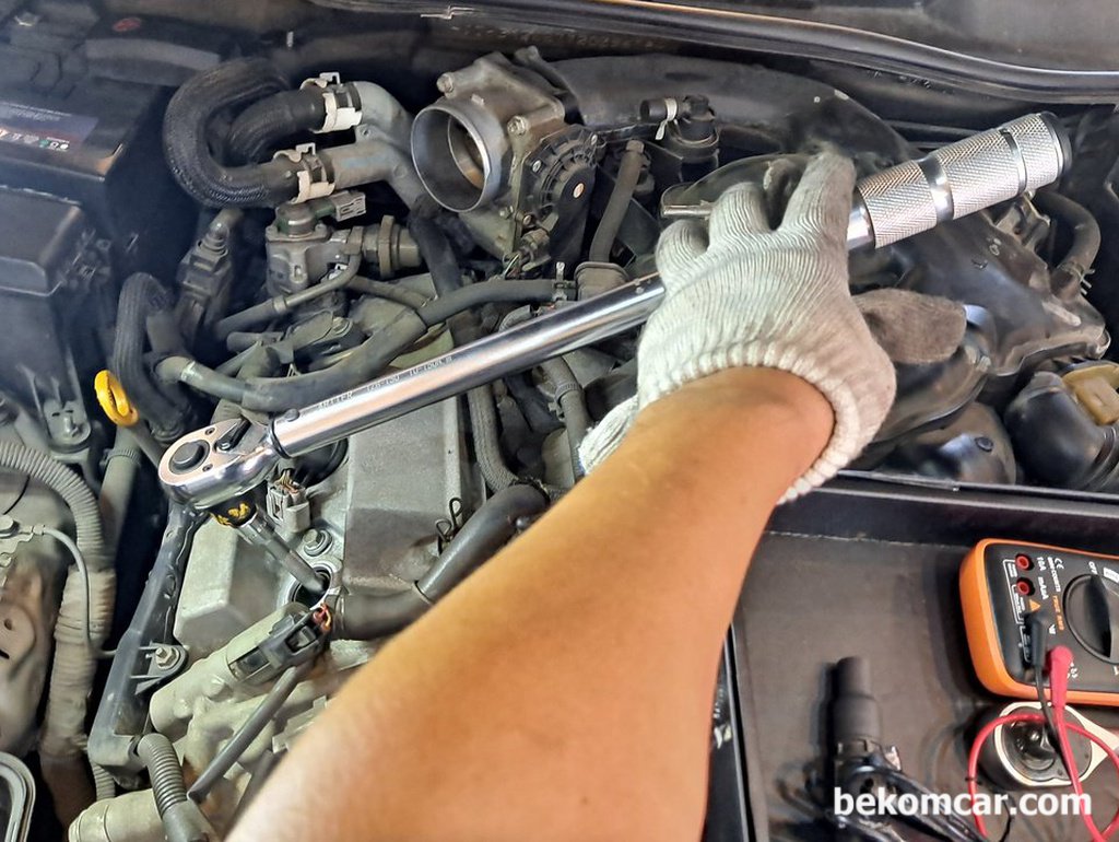 렉서스 2007년 IS250 V6 점화플러그 점검후 토크렌치로 재 장착한다|bekomcar.com