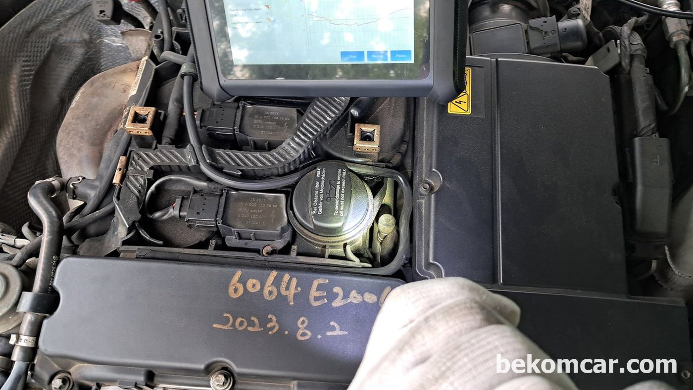 벤츠 E200K 연료압력 측정 쉬레이더 밸브 위치이다. 상당히 편한 곳에 있다. 현장에서는 구찌 라고도 한다. 공연비 희박등의 경우 연료압력 측정시에 유용하다.|بيكومكار (bekomcar)