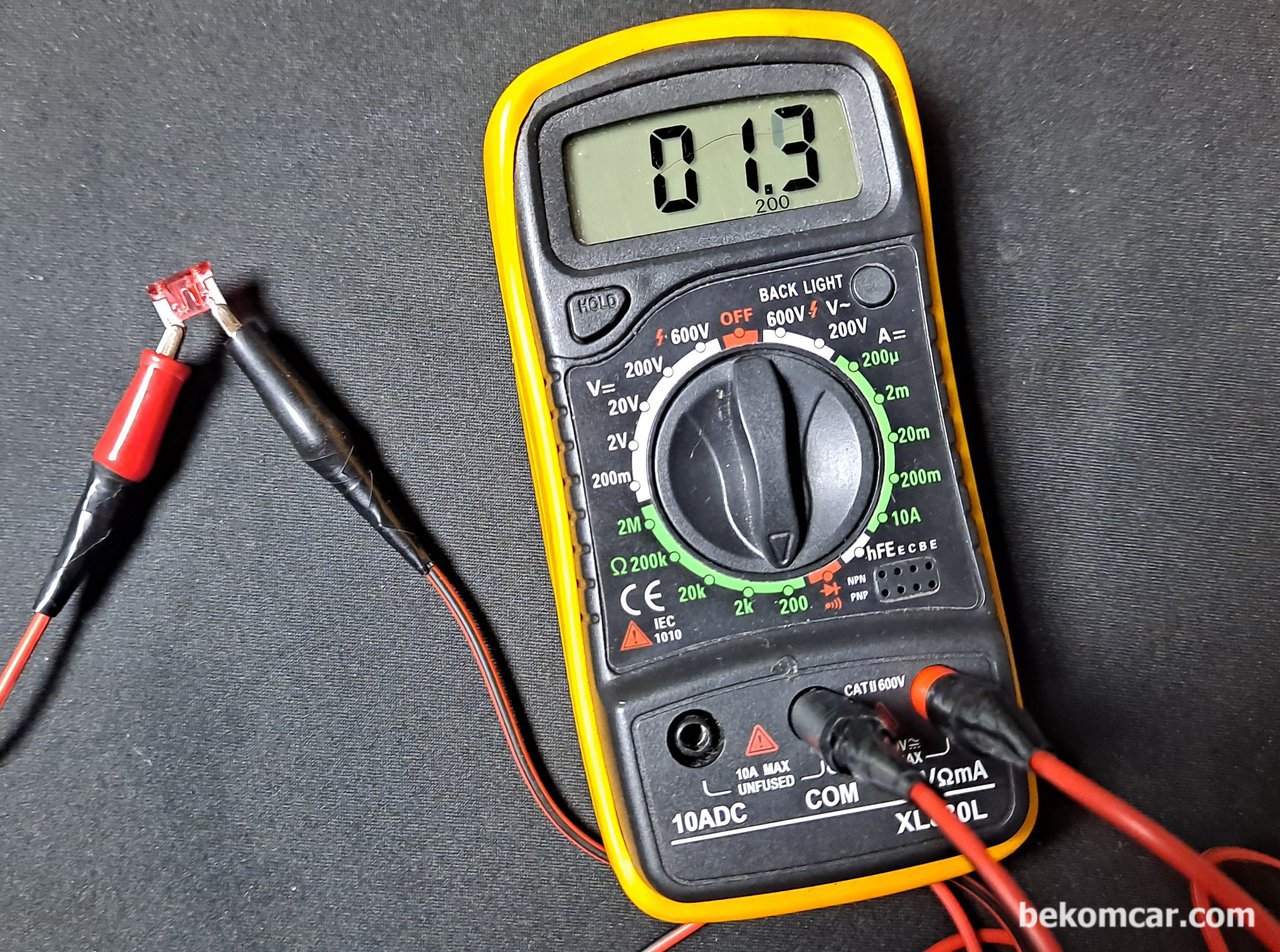 휴즈상태 체크하기, 육안으로 힘든경우 혹 재 확인을 위해서는 디지털멀티미터 (DMM) 로 확인한다. 먼저 DMM을 연속성 혹 저항 테스트 항목에 맞춘다. 다음에 휴즈 다리를 DMM 플러스 마이너스 프로브로 연결하여 저항값이 표시되거나 연속성의 경우 삐 소리가 나는지 확인한다. 일반적으로 자동차용 휴즈는 1.3Ω 정도 측정되는것 같다.|ベコムカー (bekomcar)