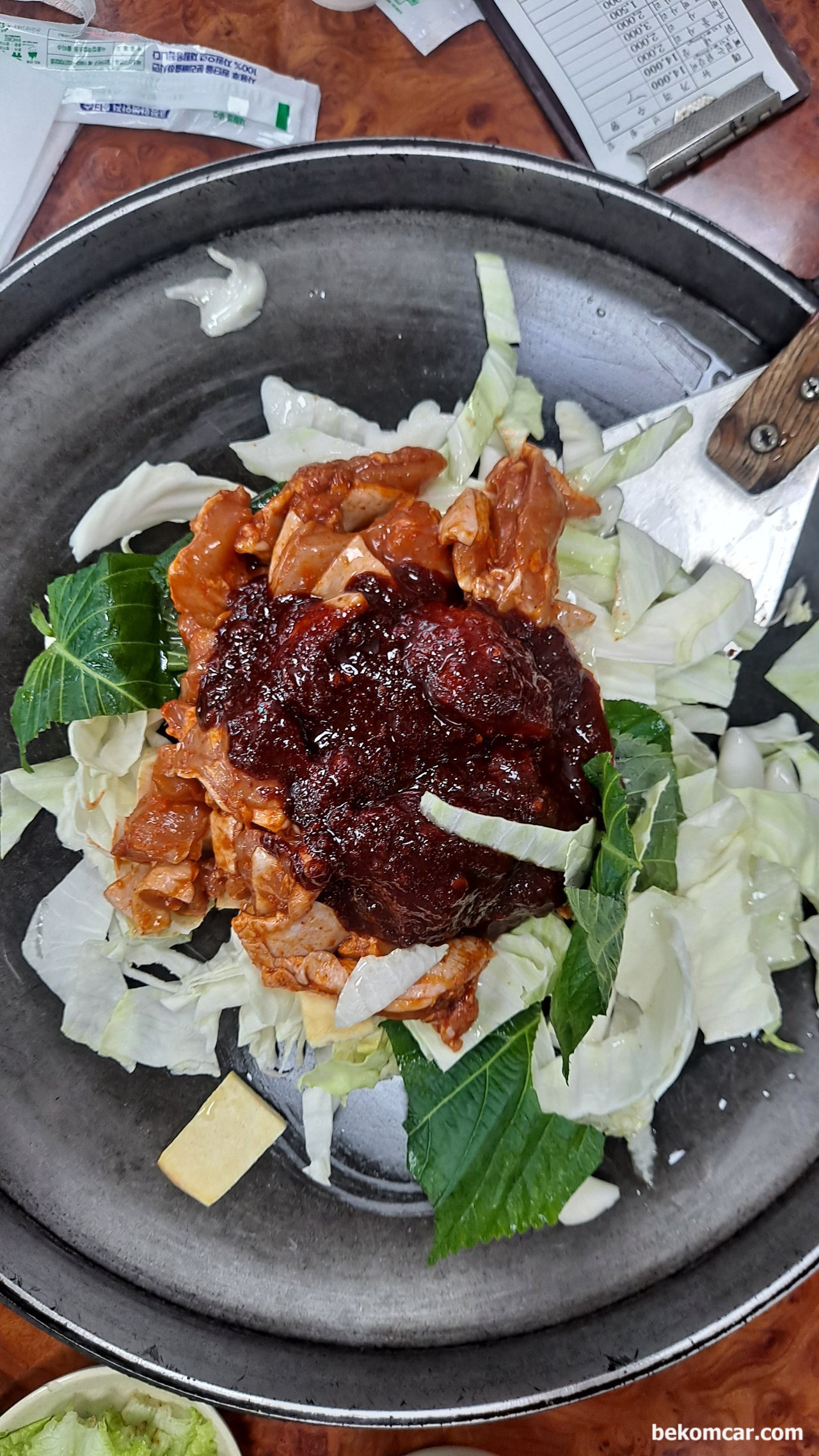 춘천 어느 닭갈비 집, 아들과 함께 의미있는 시간을, 춘천 닭갈비집 음식이 참 맛있게 생겼다.  아들이랑 같이 가서 더욱더 기분이 좋은 날이다. 라스도 고생했다.|베콤카 중고차구매진단