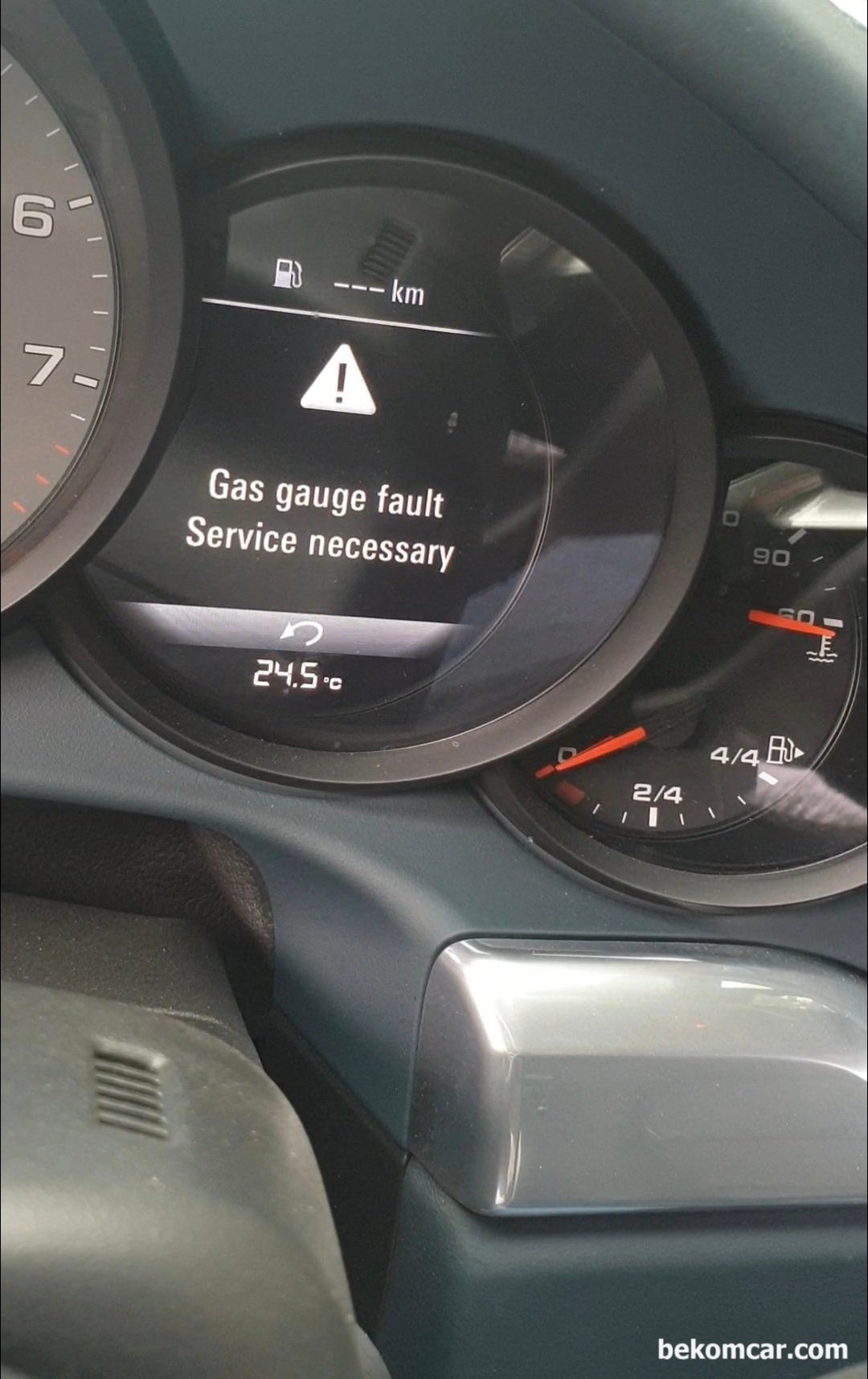 17년 포르쉐 911 약 37,000km정도인데 Gas Gauge fault. Service Necessary 라는 경고문이 뜨네요. 왜 그럴까요?, 2017년 포르쉐 911 약 37,000km. Gas Gauge fault. Service Necessary 메시지.|ベコムカー (bekomcar)