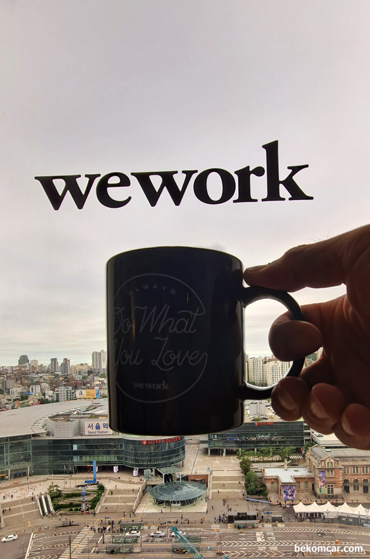 서울스퀘어 wework 사무실 과 카푸치노, 서울스퀘어 wework 와 카푸치노커피 그리고 창문|بيكومكار  (bekomcar)