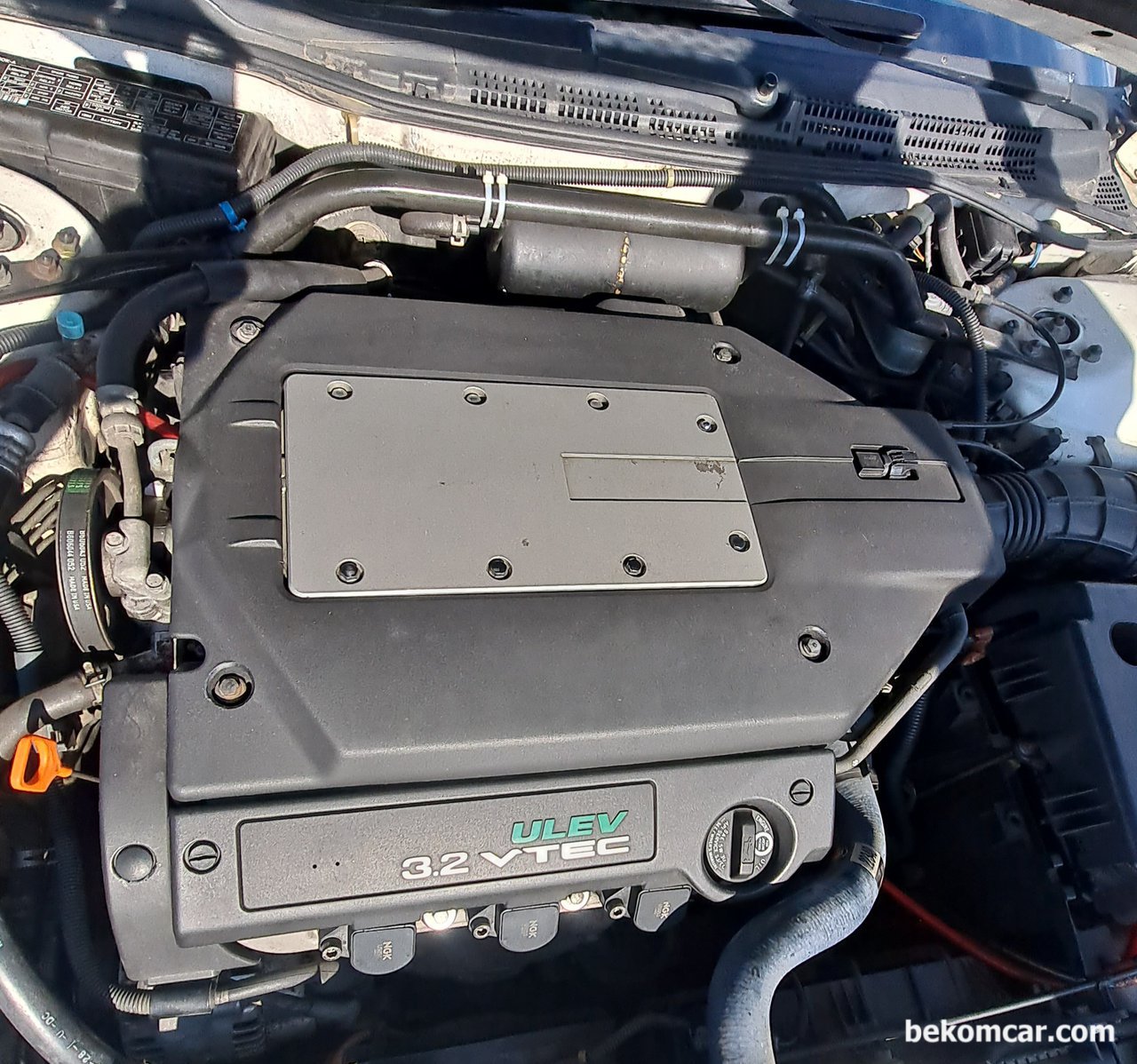 2000년 아큐라 TL 3.2 SOHC V6 엔진룸, 아큐라 TL 3.2 SOHC V6 엔진룸으로 엔진커버가 있는 상태이다.|베콤카 (bekomcar.com)