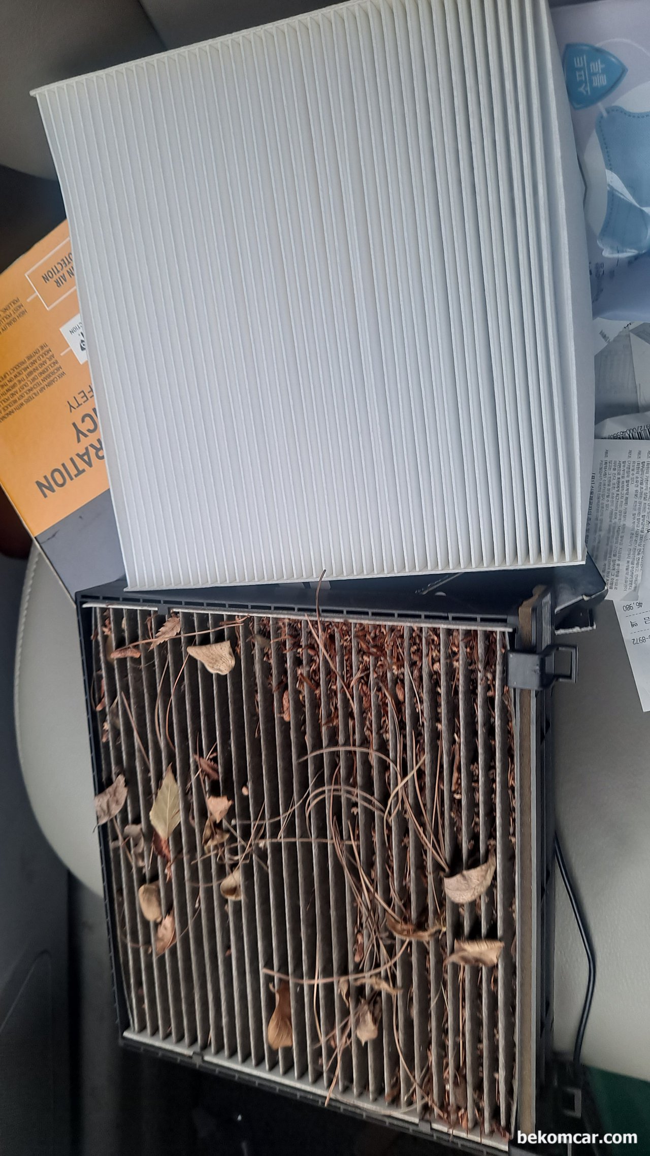 깜박하고 넘어가는 실내공기필터 (Cabin air filter)를 잘 챙기자, 깜박하고 넘어가는 실내공기필터 (Cabin air filter) 상태가 매우깨끗하지 않다.|بيكومكار  (bekomcar)