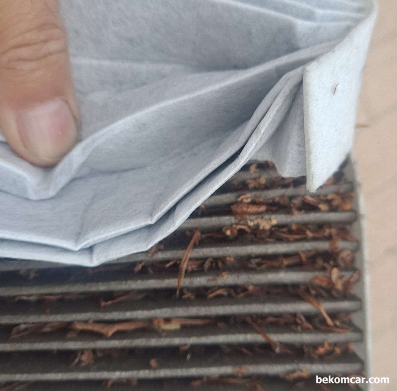 깜박하고 넘어가는 실내공기필터 (Cabin air filter)를 잘 챙기자, 안쪽과 비교해보니, 에어필터가 제 역할을 잘 해준것 같다. 안쪽은 오염이 하나도 없다. 캐빈필터 (Cabin Filter) 는 꼭 잘 챙겨야 겠다.|بيكومكار  (bekomcar)